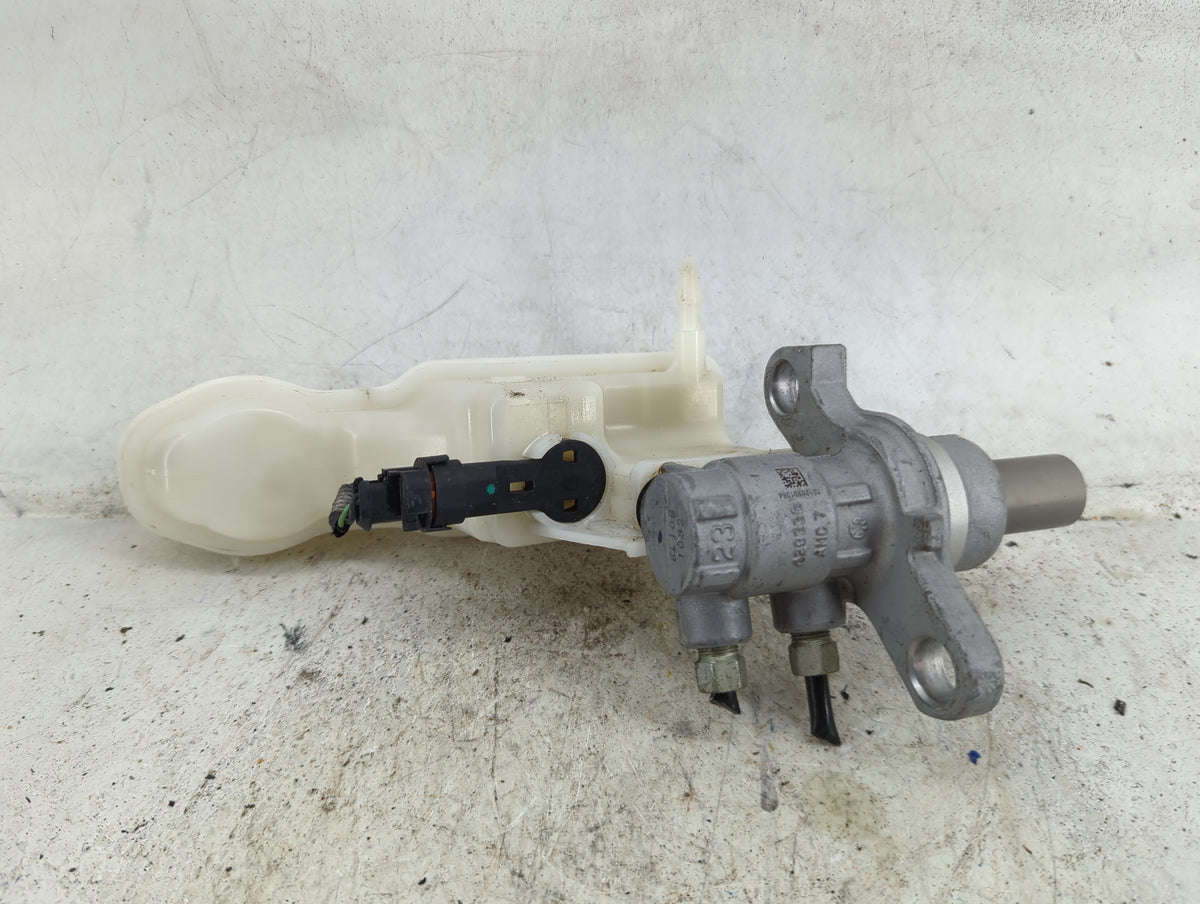 2013-2019 Hyundai Santa Fe Brake Master Cylinder 1490419 - Oemusedautoparts1.com