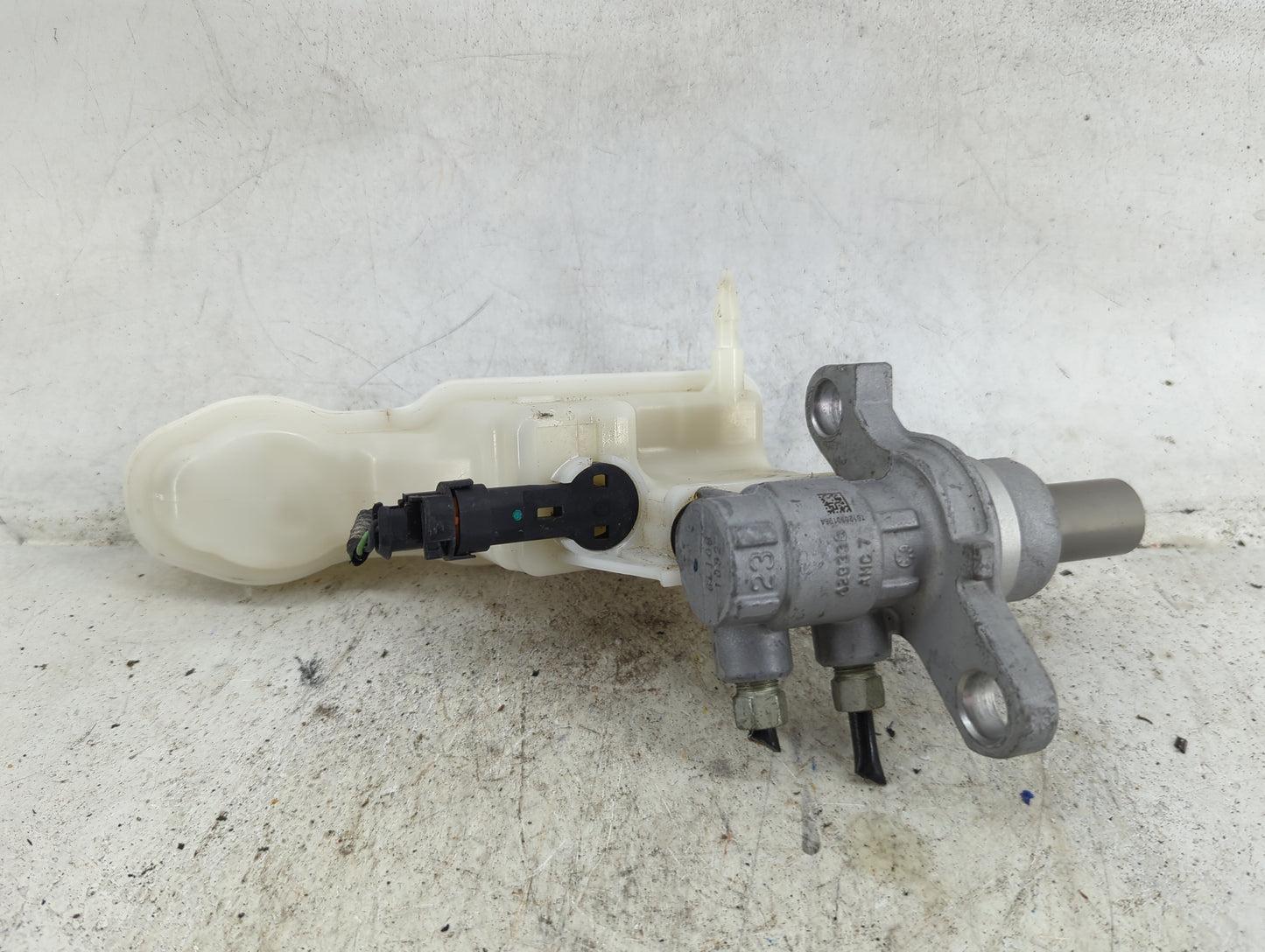 2013-2019 Hyundai Santa Fe Brake Master Cylinder 1490419 - Oemusedautoparts1.com