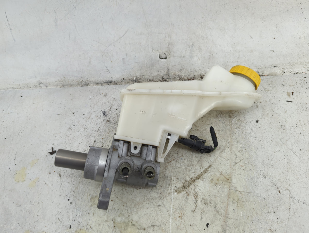 2013-2019 Hyundai Santa Fe Brake Master Cylinder 1490419 - Oemusedautoparts1.com