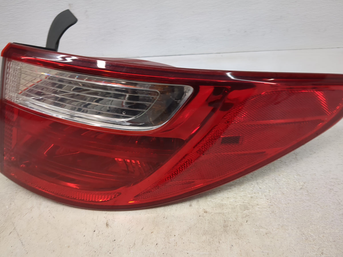 2013-2016 Hyundai Santa Fe Tail Light Assembly Passenger Right OEM P/N:92402-B8000 Fits Fits 2013 2014 2015 2016 OEM Used Au