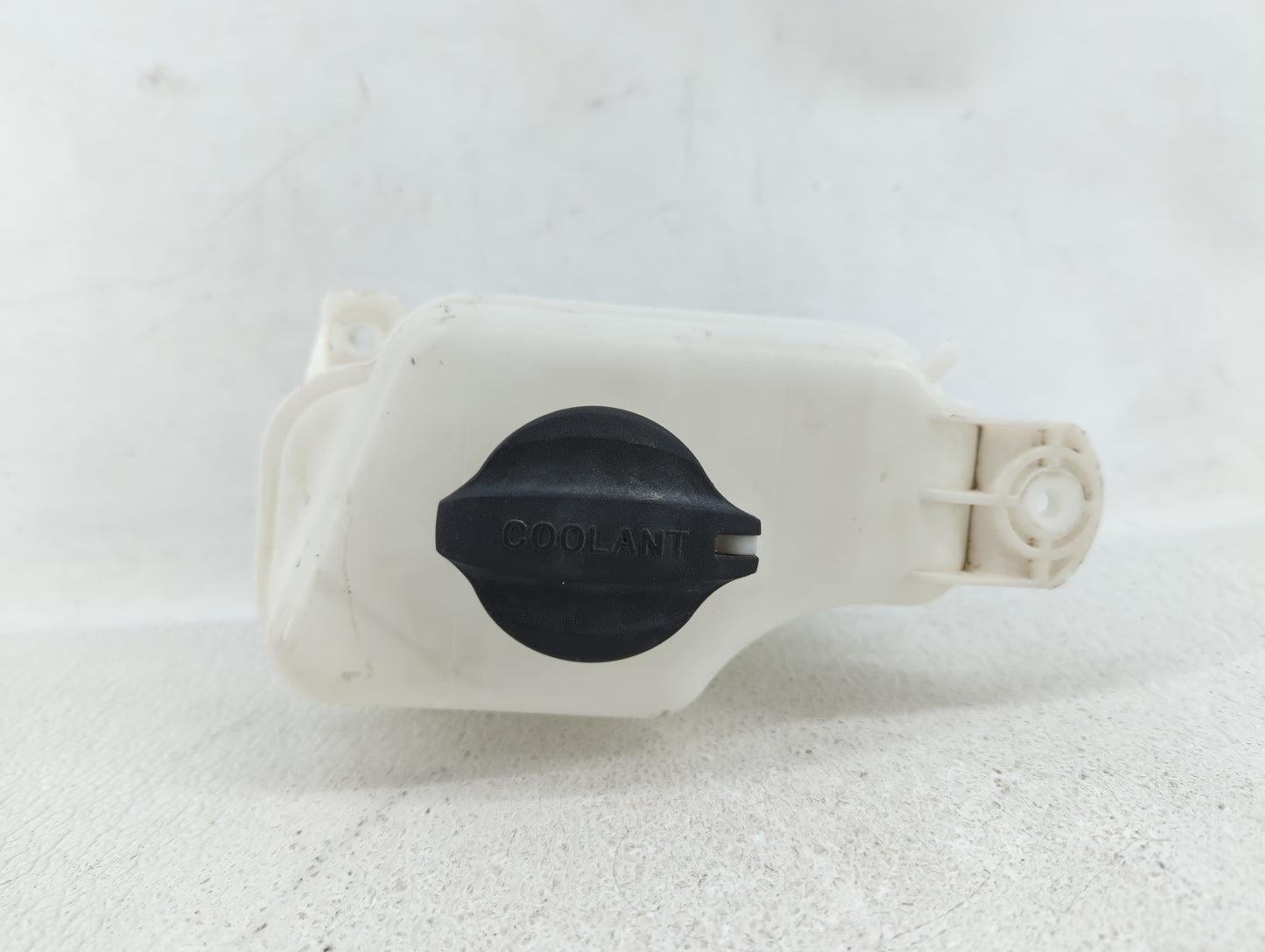 2013 Hyundai Santa Fe Radiator Coolant Overflow Expansion Tank Bottle - Oemusedautoparts1.com