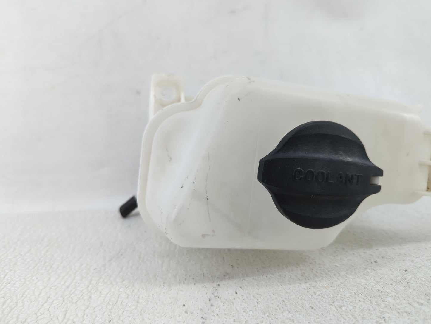 2013 Hyundai Santa Fe Radiator Coolant Overflow Expansion Tank Bottle - Oemusedautoparts1.com