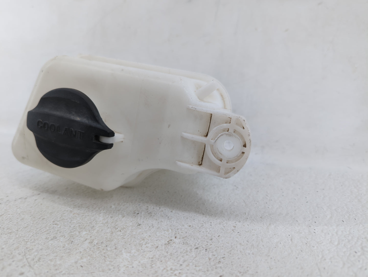 2013 Hyundai Santa Fe Radiator Coolant Overflow Expansion Tank Bottle - Oemusedautoparts1.com