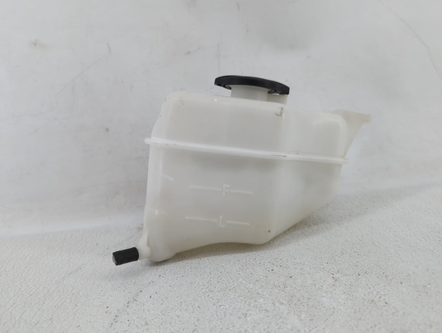 2013 Hyundai Santa Fe Radiator Coolant Overflow Expansion Tank Bottle - Oemusedautoparts1.com