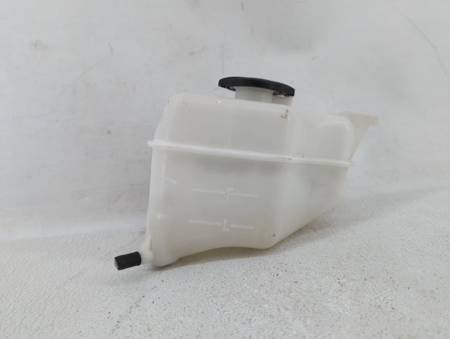 2013 Hyundai Santa Fe Radiator Coolant Overflow Expansion Tank Bottle - Oemusedautoparts1.com