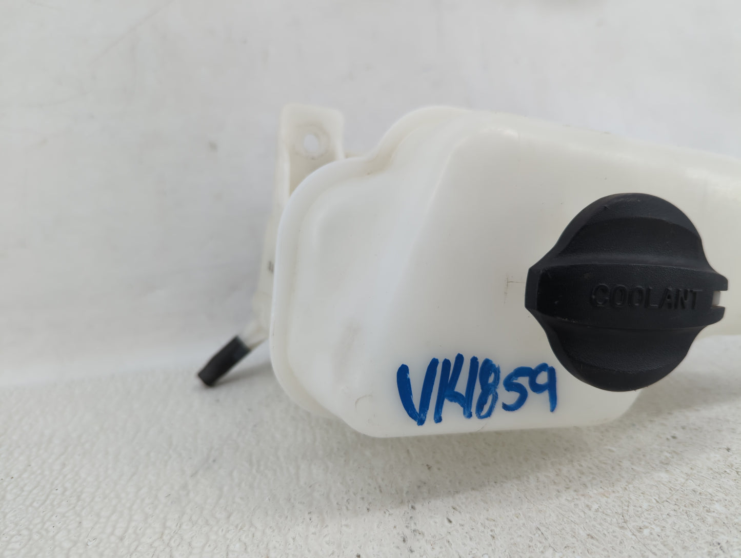 2013 Hyundai Santa Fe Radiator Coolant Overflow Expansion Tank Bottle - Oemusedautoparts1.com