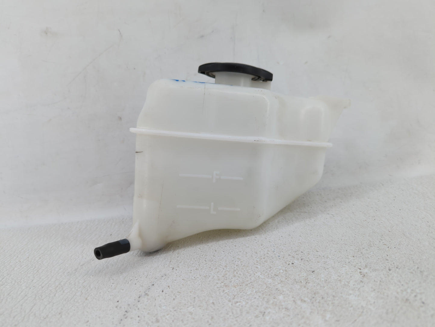 2013 Hyundai Santa Fe Radiator Coolant Overflow Expansion Tank Bottle - Oemusedautoparts1.com