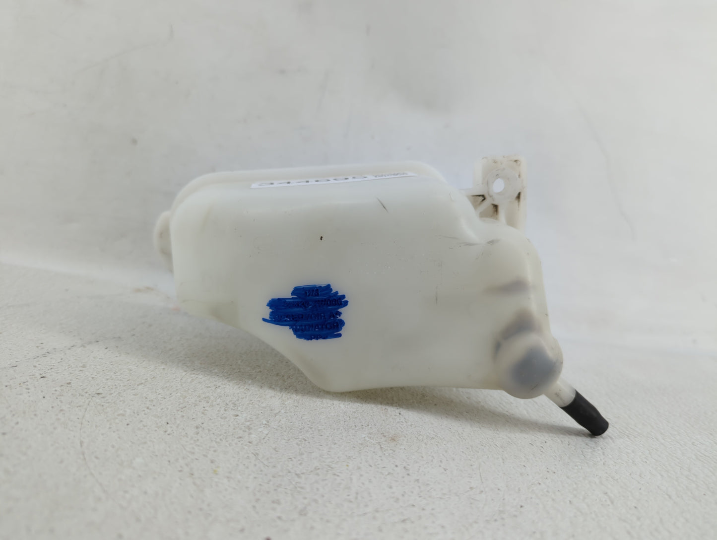 2013 Hyundai Santa Fe Radiator Coolant Overflow Expansion Tank Bottle - Oemusedautoparts1.com