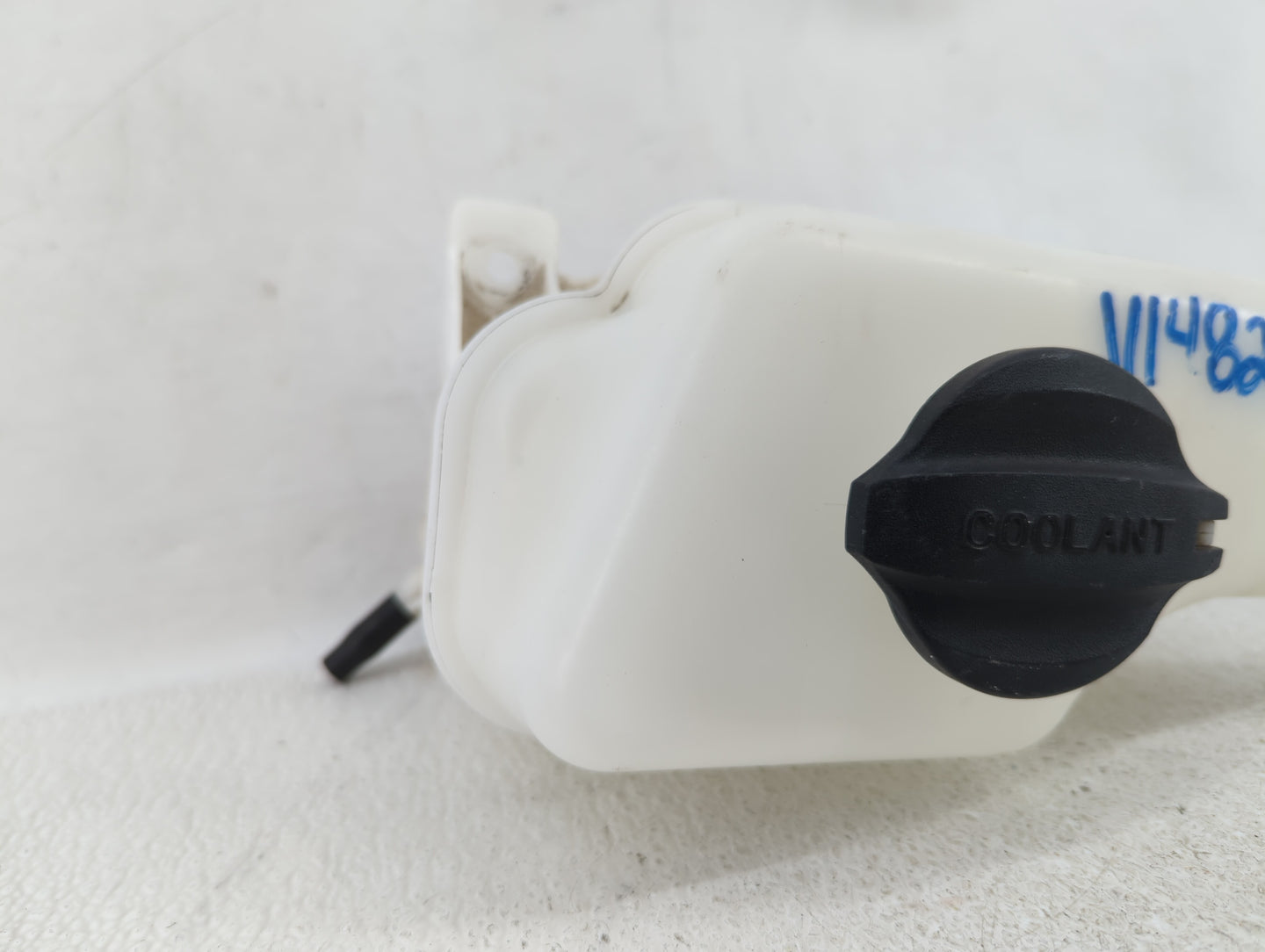2013 Hyundai Santa Fe Radiator Coolant Overflow Expansion Tank Bottle - Oemusedautoparts1.com