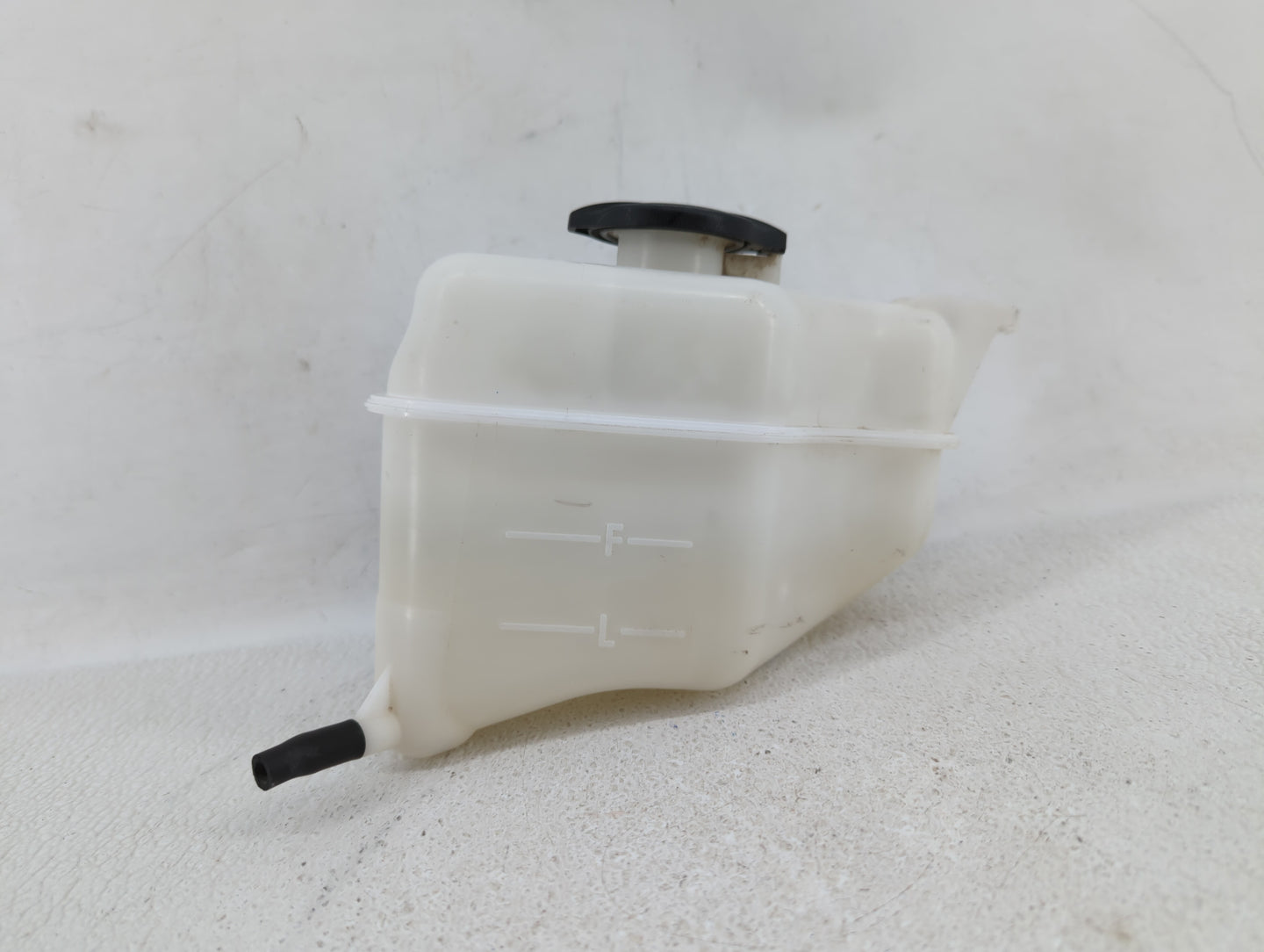 2013 Hyundai Santa Fe Radiator Coolant Overflow Expansion Tank Bottle - Oemusedautoparts1.com