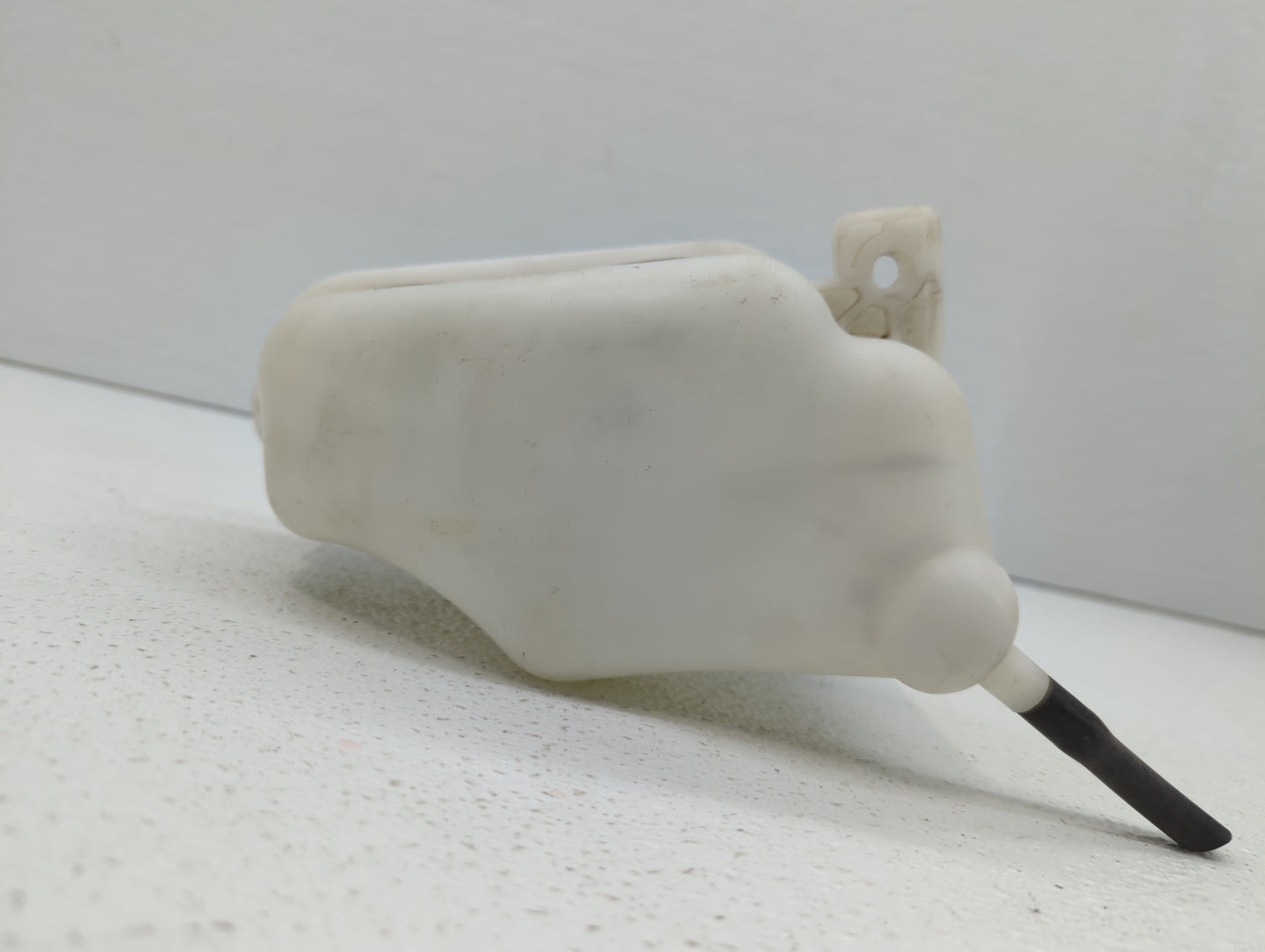 2013 Hyundai Santa Fe Radiator Coolant Overflow Expansion Tank Bottle - Oemusedautoparts1.com