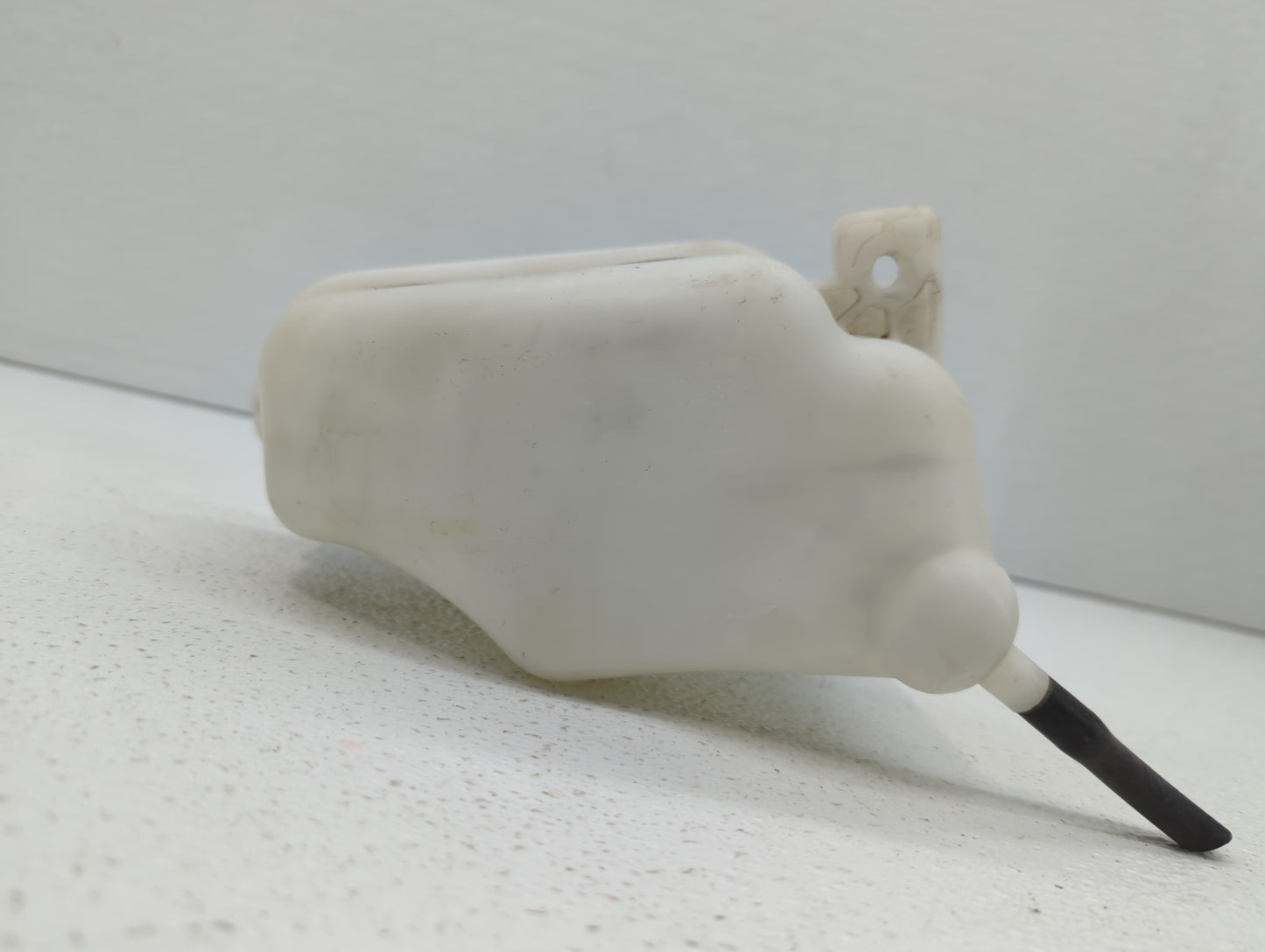 2013 Hyundai Santa Fe Radiator Coolant Overflow Expansion Tank Bottle - Oemusedautoparts1.com