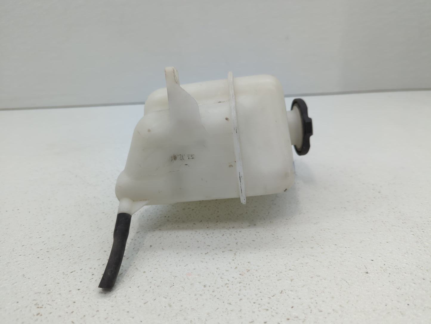 2013 Hyundai Santa Fe Radiator Coolant Overflow Expansion Tank Bottle - Oemusedautoparts1.com
