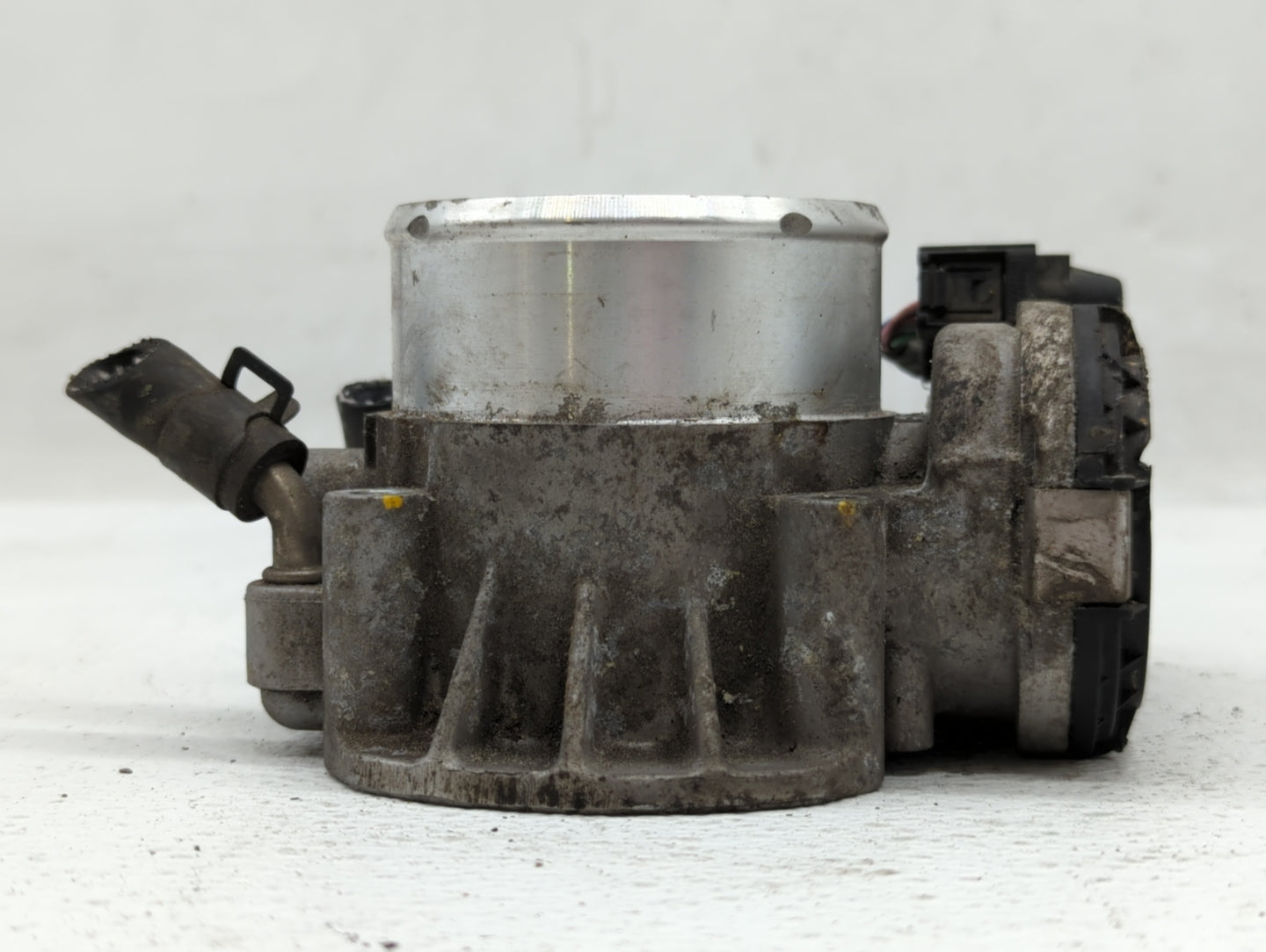2015 Hyundai Santa Fe Throttle Body P/N:35100-2G700 Fits Fits 2011 2012 2013 2014 2016 OEM Used Auto Parts - Oemusedautopart