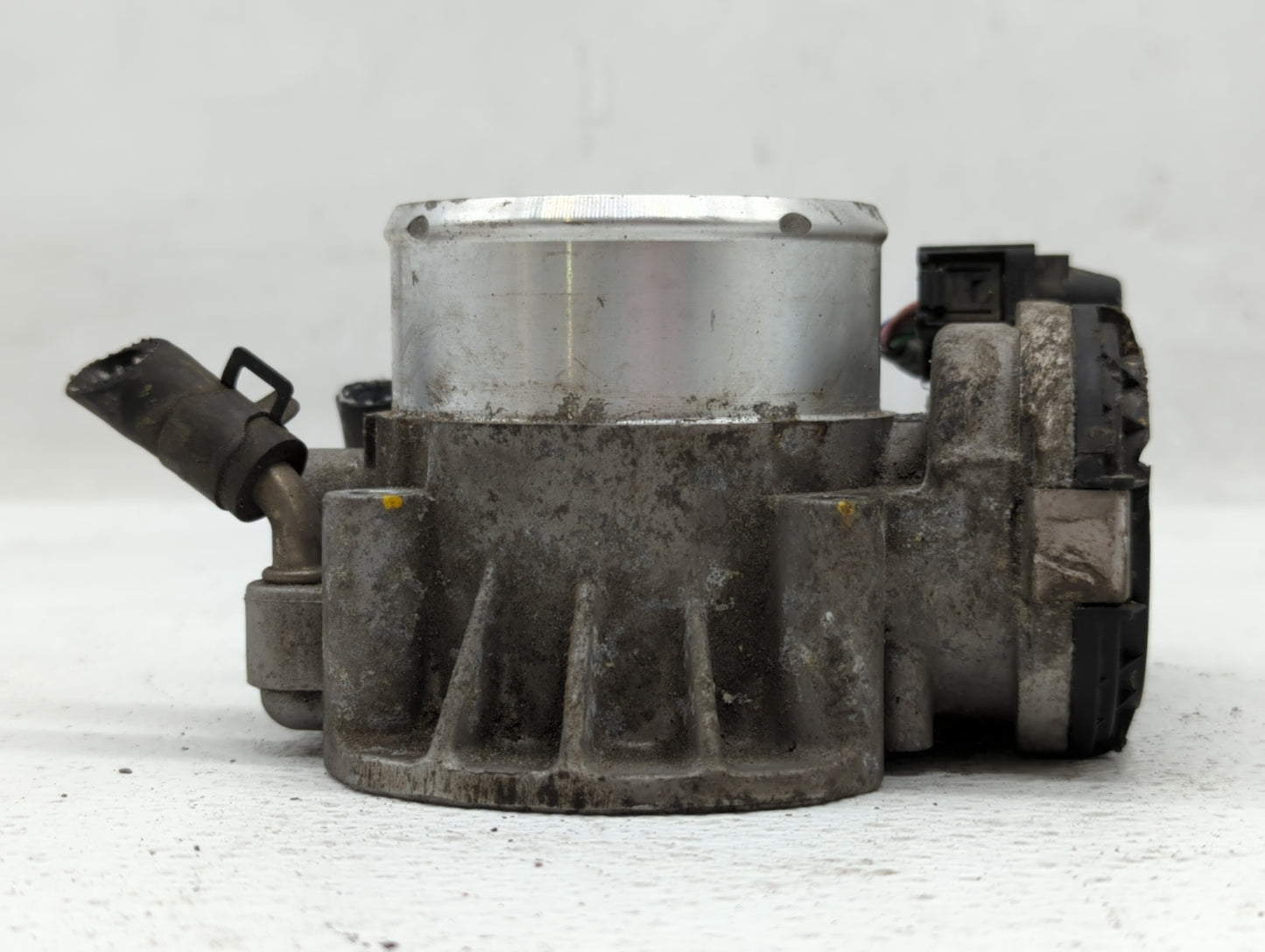 2015 Hyundai Santa Fe Throttle Body P/N:35100-2G700 Fits Fits 2011 2012 2013 2014 2016 OEM Used Auto Parts - Oemusedautopart