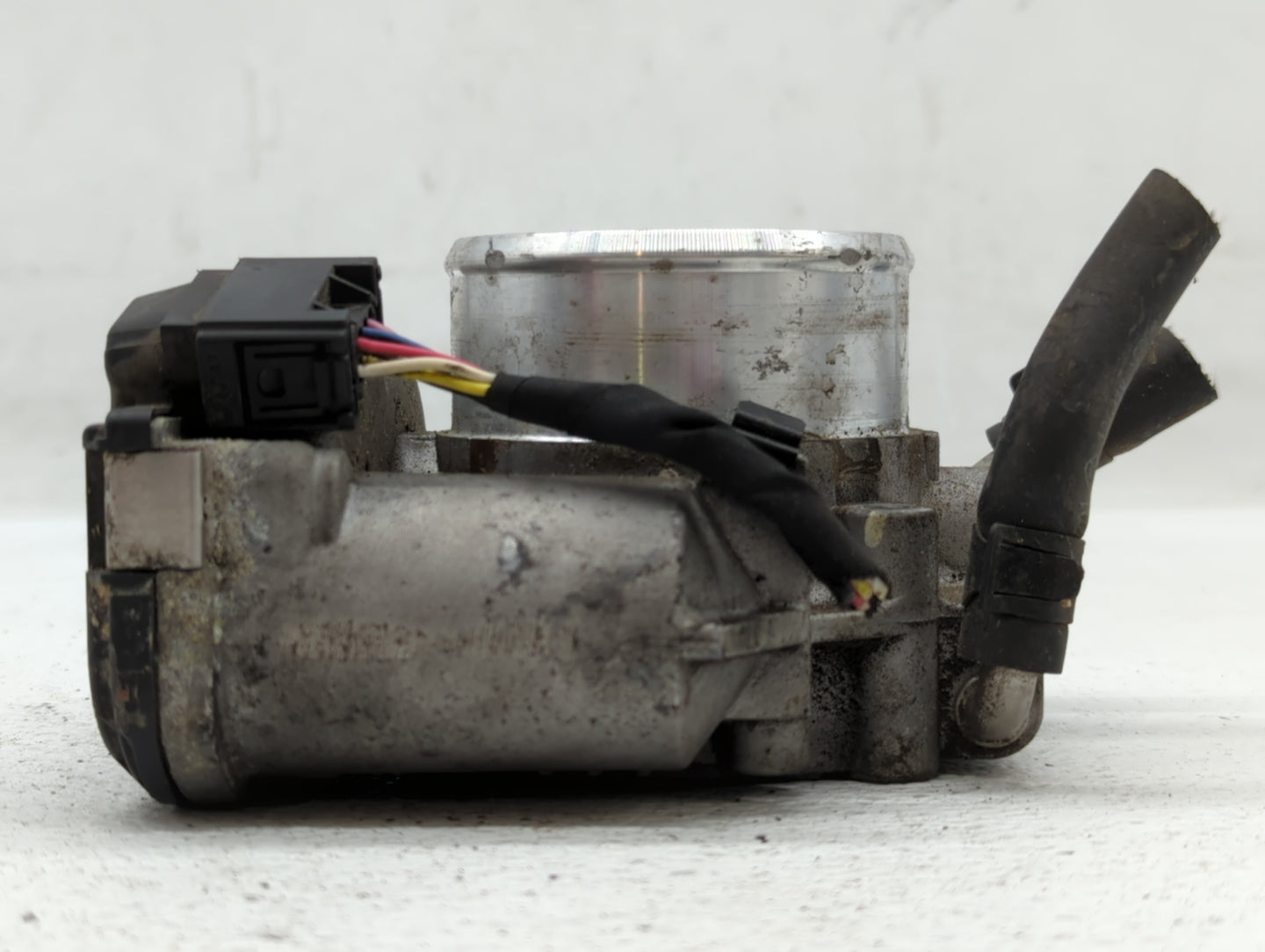 2015 Hyundai Santa Fe Throttle Body P/N:35100-2G700 Fits Fits 2011 2012 2013 2014 2016 OEM Used Auto Parts - Oemusedautopart