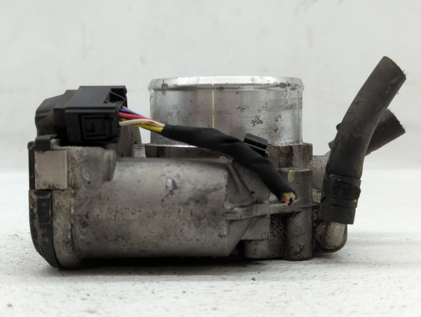 2015 Hyundai Santa Fe Throttle Body P/N:35100-2G700 Fits Fits 2011 2012 2013 2014 2016 OEM Used Auto Parts - Oemusedautopart