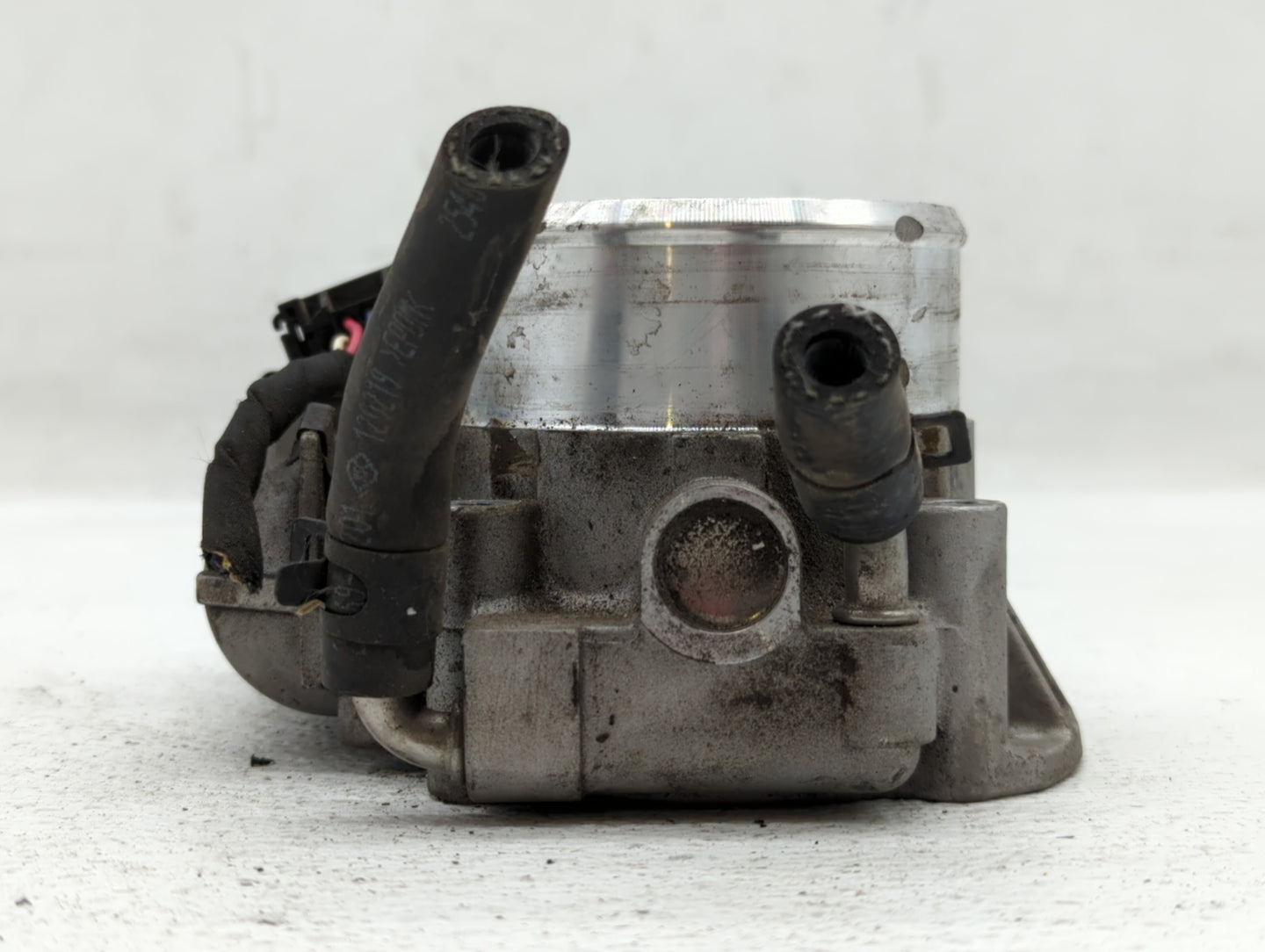 2015 Hyundai Santa Fe Throttle Body P/N:35100-2G700 Fits Fits 2011 2012 2013 2014 2016 OEM Used Auto Parts - Oemusedautopart