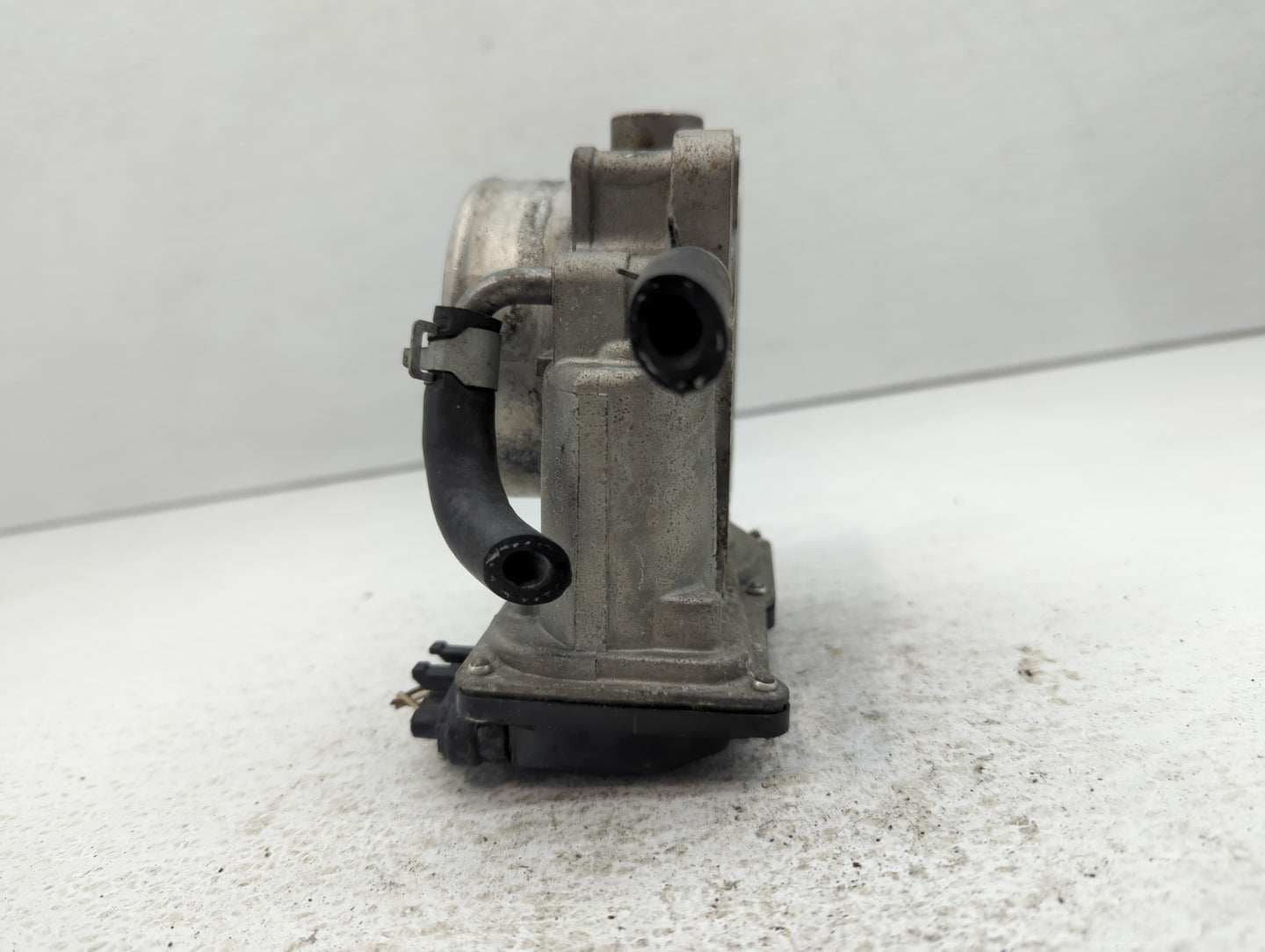 2013-2018 Hyundai Santa Fe Throttle Body P/N:35100-3CAA0 Fits Fits 2012 2013 2014 2015 2016 2017 2018 OEM Used Auto Parts - 