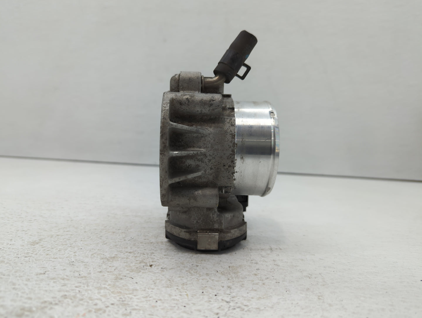 2015 Hyundai Santa Fe Throttle Body P/N:35100-2G700 Fits Fits 2011 2012 2013 2014 2016 OEM Used Auto Parts - Oemusedautopart