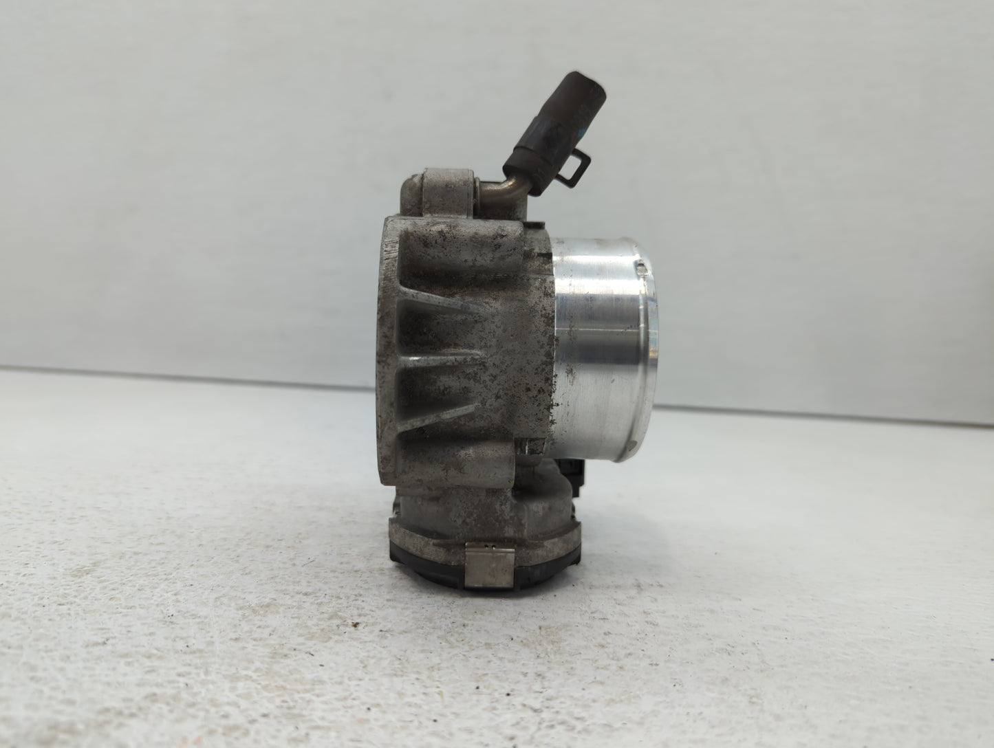 2015 Hyundai Santa Fe Throttle Body P/N:35100-2G700 Fits Fits 2011 2012 2013 2014 2016 OEM Used Auto Parts - Oemusedautopart