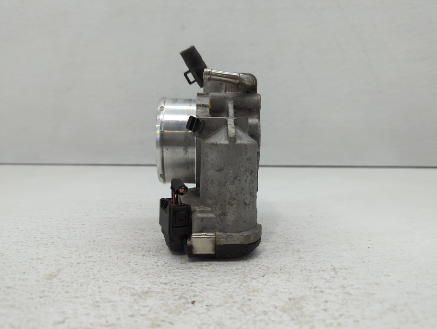 2015 Hyundai Santa Fe Throttle Body P/N:35100-2G700 Fits Fits 2011 2012 2013 2014 2016 OEM Used Auto Parts - Oemusedautopart