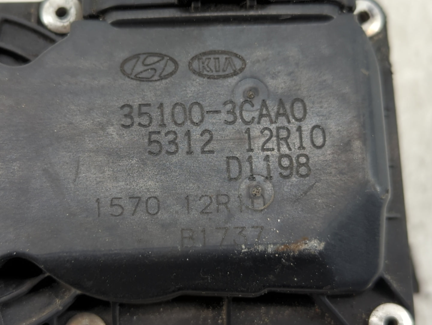 2013-2018 Hyundai Santa Fe Throttle Body P/N:35100-3CAA0 Fits Fits 2012 2013 2014 2015 2016 2017 2018 OEM Used Auto Parts - 