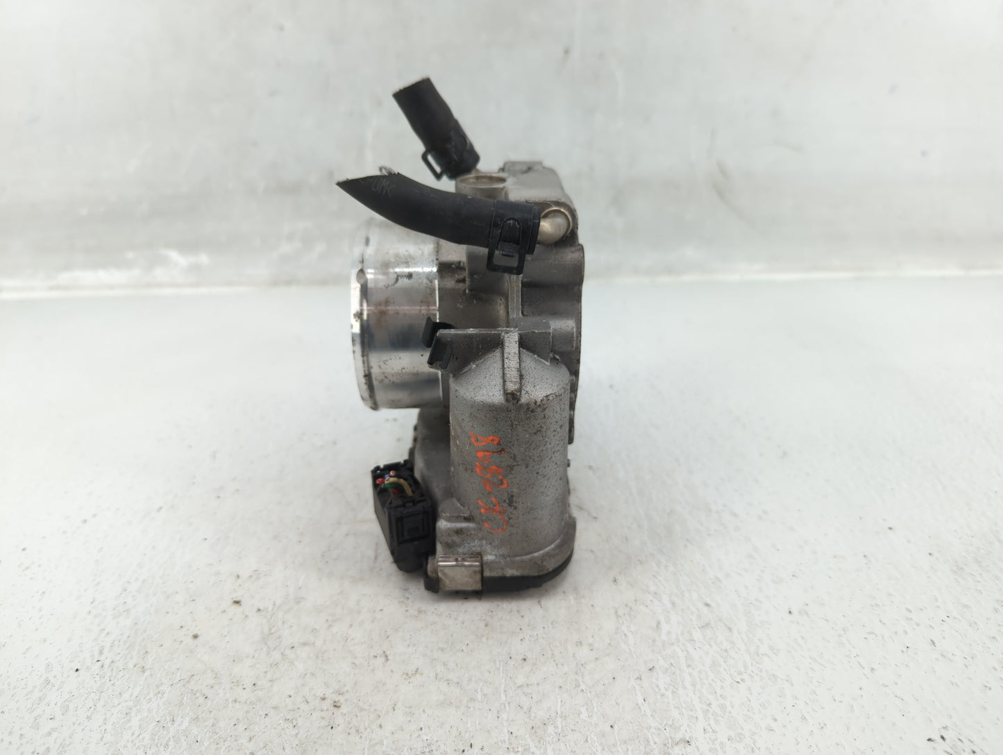 2015 Hyundai Santa Fe Throttle Body P/N:35100-2G700 Fits Fits 2011 2012 2013 2014 2016 OEM Used Auto Parts - Oemusedautopart