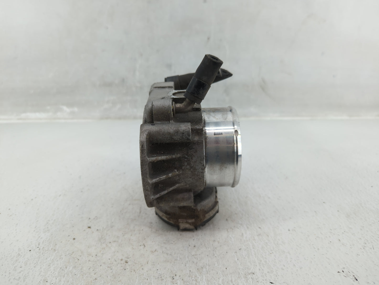 2015 Hyundai Santa Fe Throttle Body P/N:35100-2G700 Fits Fits 2011 2012 2013 2014 2016 OEM Used Auto Parts - Oemusedautopart