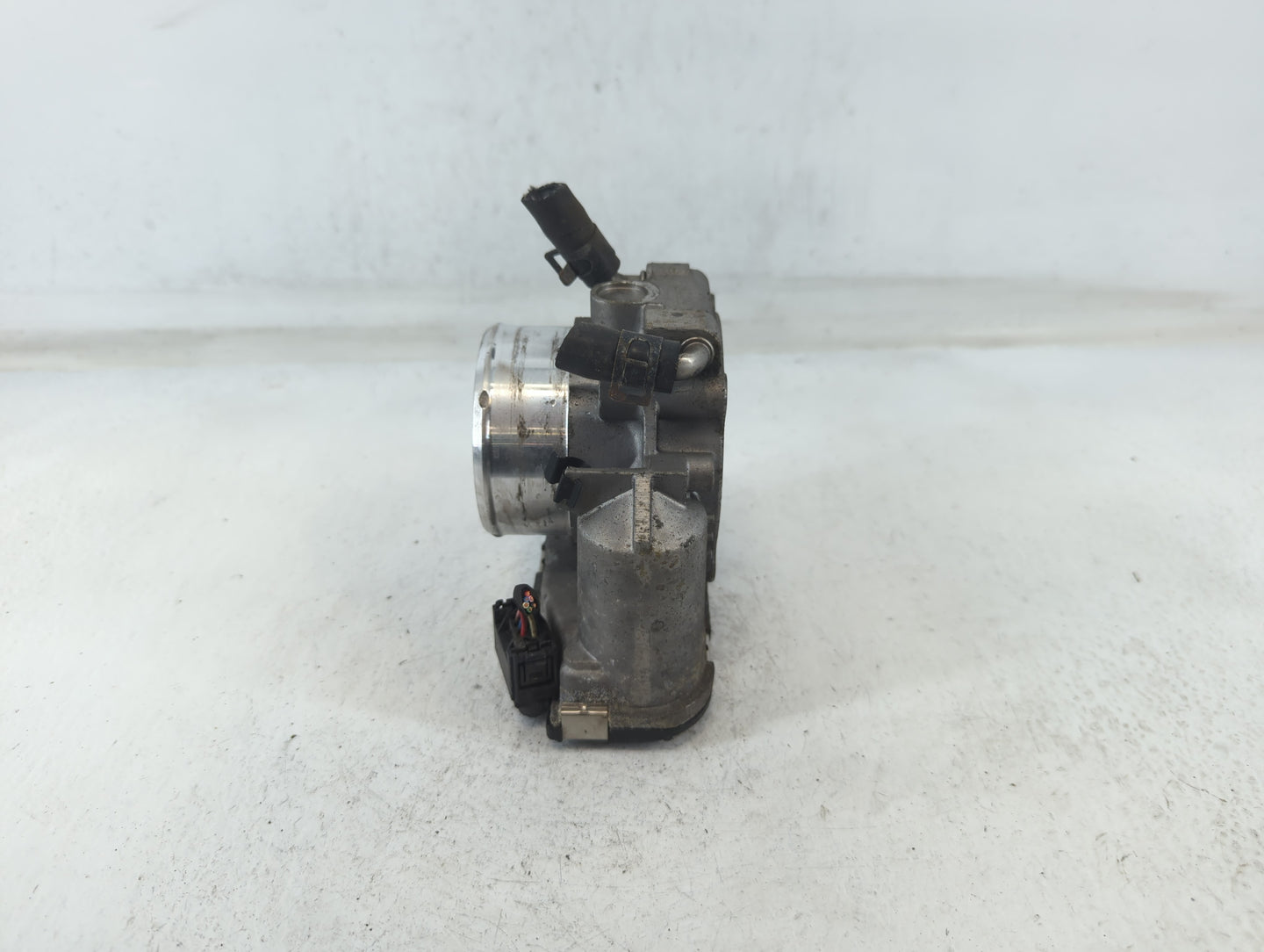 2015 Hyundai Santa Fe Throttle Body P/N:35100-2G700 Fits Fits 2011 2012 2013 2014 2016 OEM Used Auto Parts - Oemusedautopart