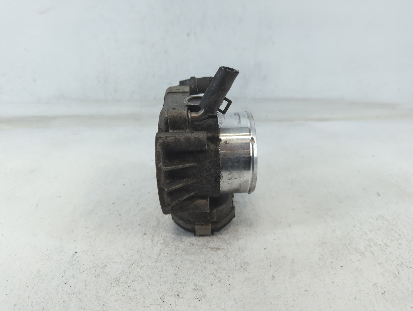 2015 Hyundai Santa Fe Throttle Body P/N:35100-2G700 Fits Fits 2011 2012 2013 2014 2016 OEM Used Auto Parts - Oemusedautopart