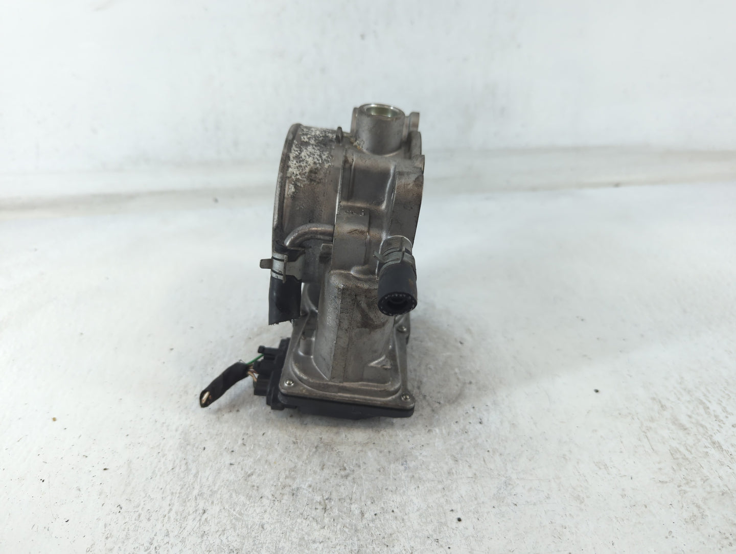 2013-2018 Hyundai Santa Fe Throttle Body P/N:35100-3CAA0 Fits Fits 2012 2013 2014 2015 2016 2017 2018 OEM Used Auto Parts - 