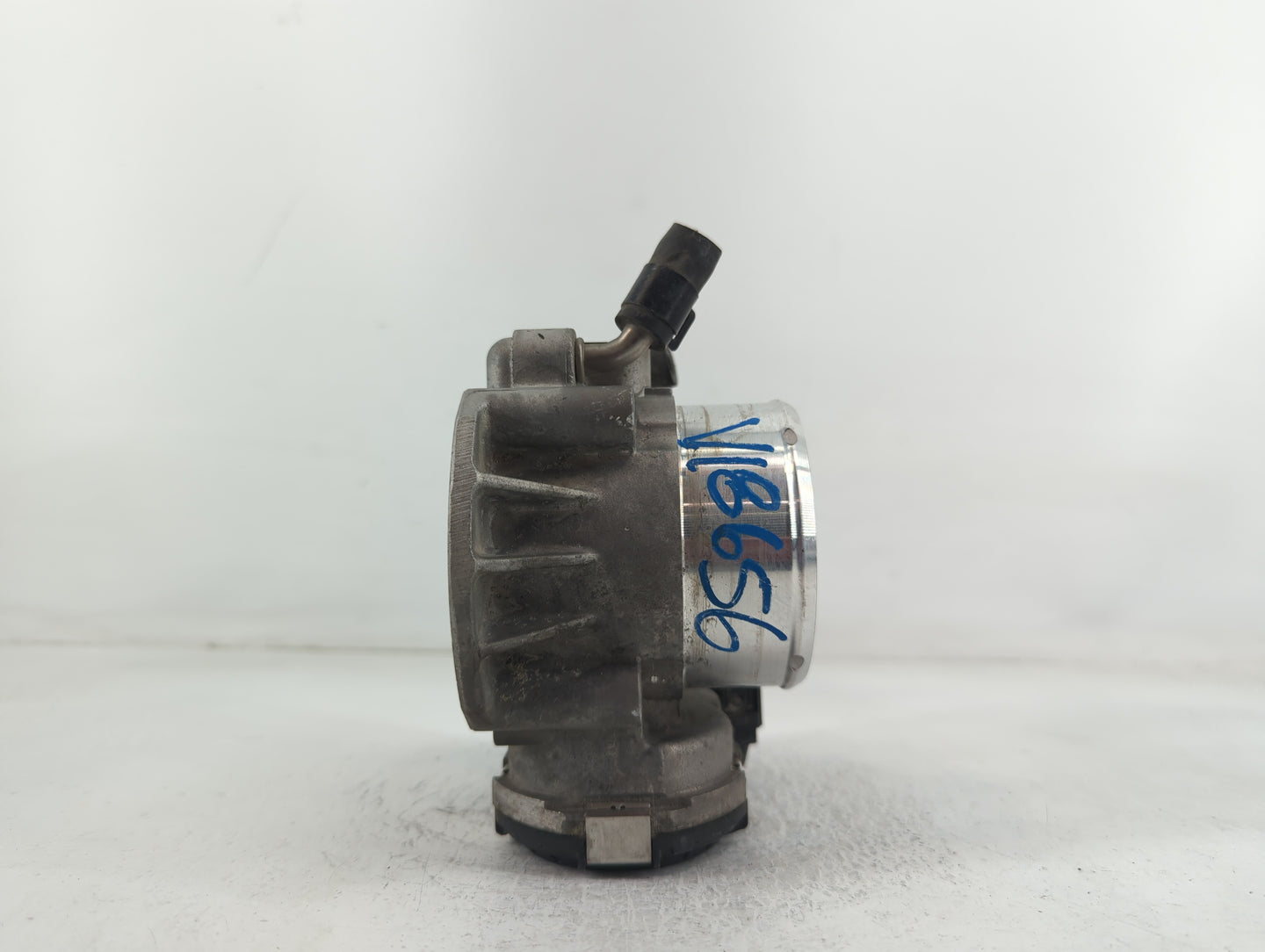 2015 Hyundai Santa Fe Throttle Body P/N:35100-2G700 Fits Fits 2011 2012 2013 2014 2016 OEM Used Auto Parts - Oemusedautopart