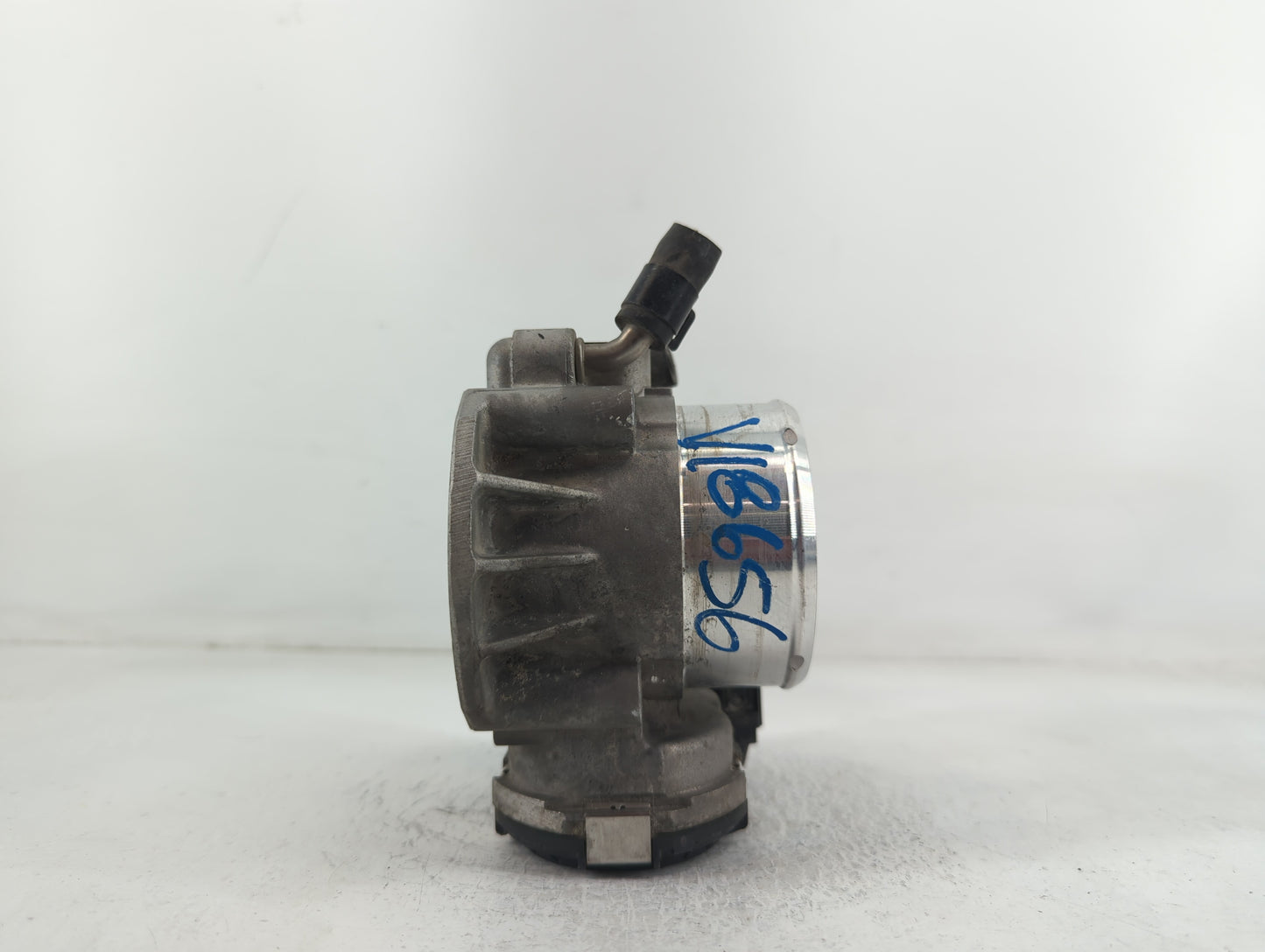 2015 Hyundai Santa Fe Throttle Body P/N:35100-2G700 Fits Fits 2011 2012 2013 2014 2016 OEM Used Auto Parts - Oemusedautopart