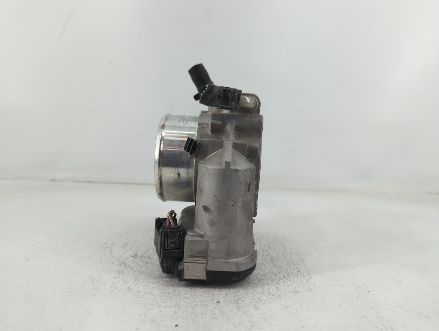 2015 Hyundai Santa Fe Throttle Body P/N:35100-2G700 Fits Fits 2011 2012 2013 2014 2016 OEM Used Auto Parts - Oemusedautopart
