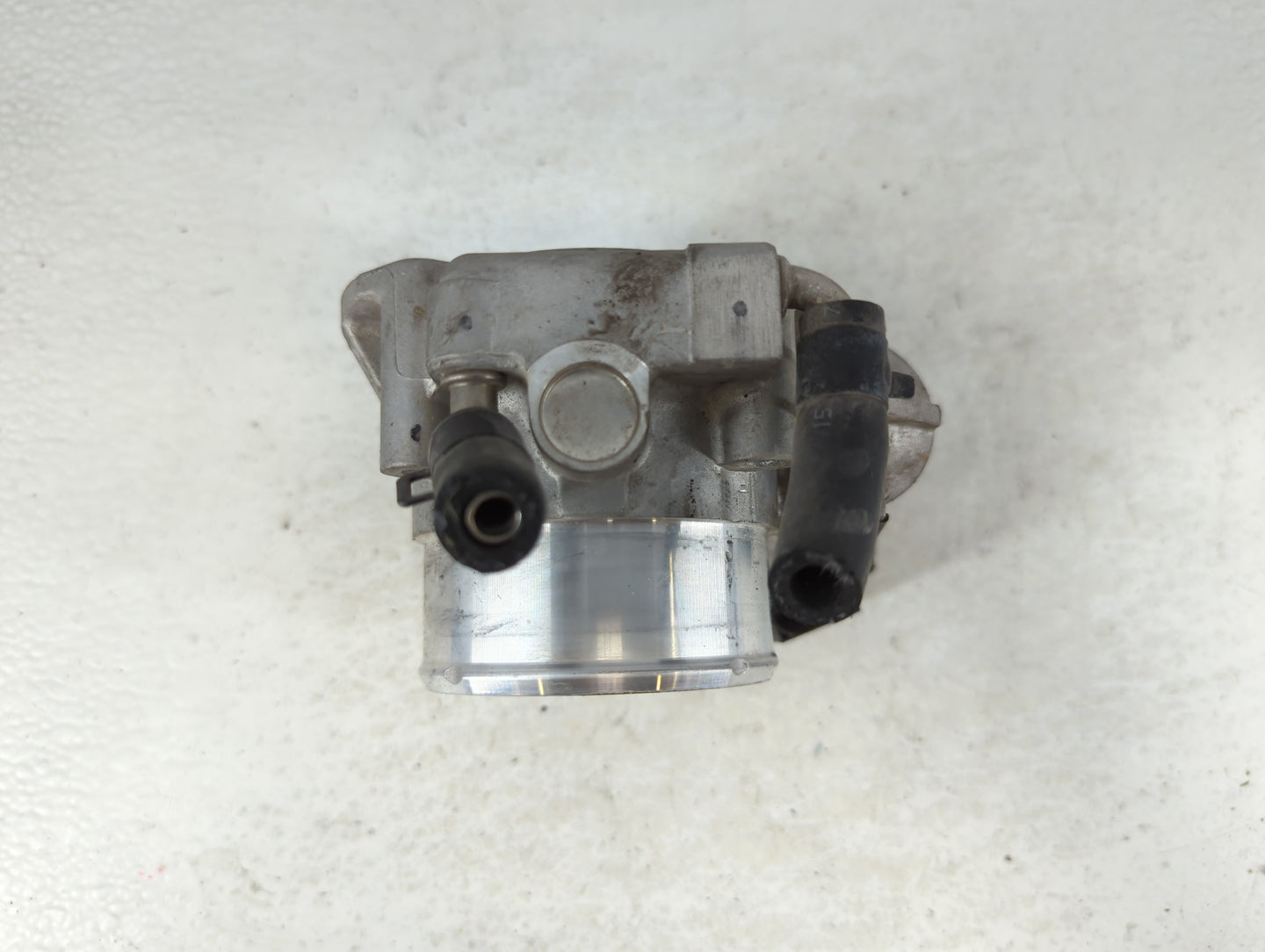 2015 Hyundai Santa Fe Throttle Body P/N:35100-2G700 Fits Fits 2011 2012 2013 2014 2016 OEM Used Auto Parts - Oemusedautopart