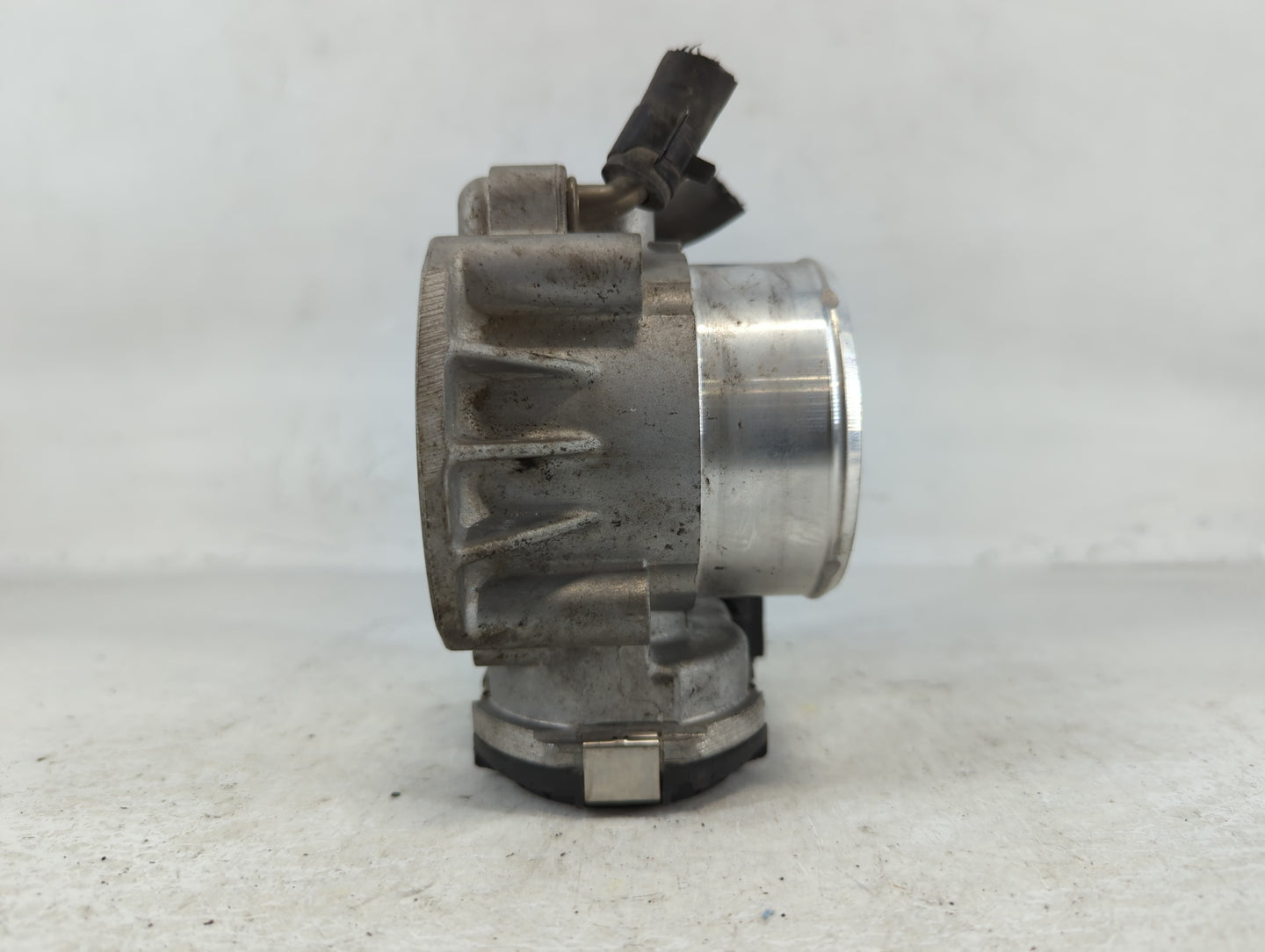 2015 Hyundai Santa Fe Throttle Body P/N:35100-2G700 Fits Fits 2011 2012 2013 2014 2016 OEM Used Auto Parts - Oemusedautopart