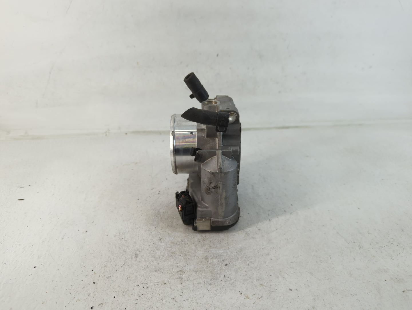 2015 Hyundai Santa Fe Throttle Body P/N:35100-2G700 Fits Fits 2011 2012 2013 2014 2016 OEM Used Auto Parts - Oemusedautopart
