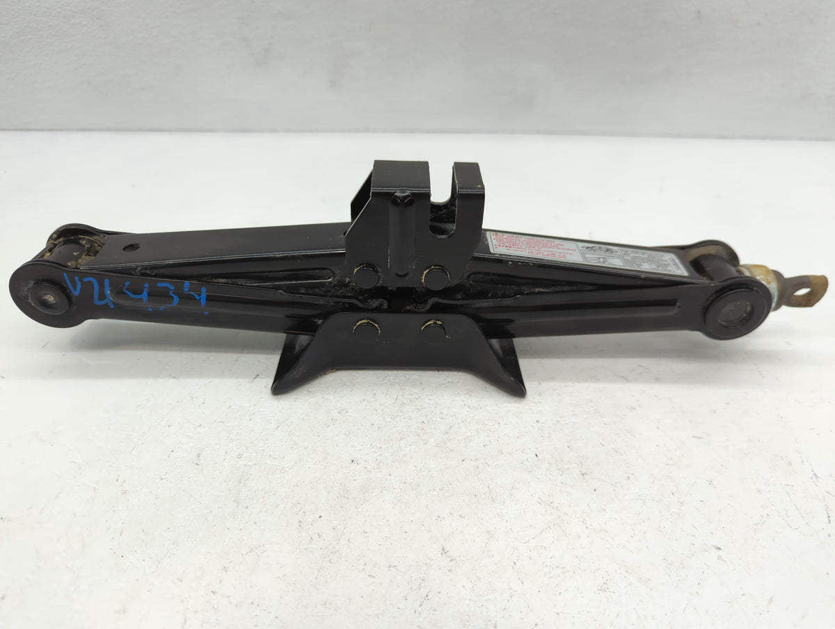 2015 Hyundai Sonata Spare Scissor Car Jack 1112410 - Oemusedautoparts1.com