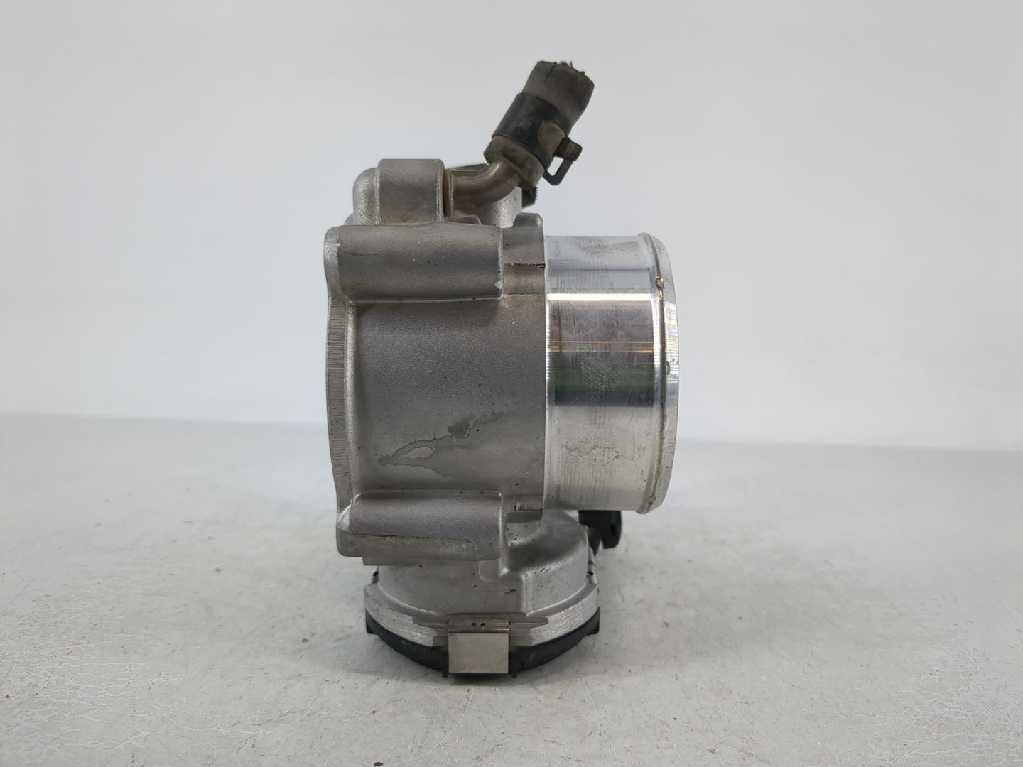 2015-2019 Hyundai Sonata Throttle Body P/N:35100-2G600 Fits Fits 2015 2016 2017 2018 2019 2020 2021 OEM Used Auto Parts - Oe