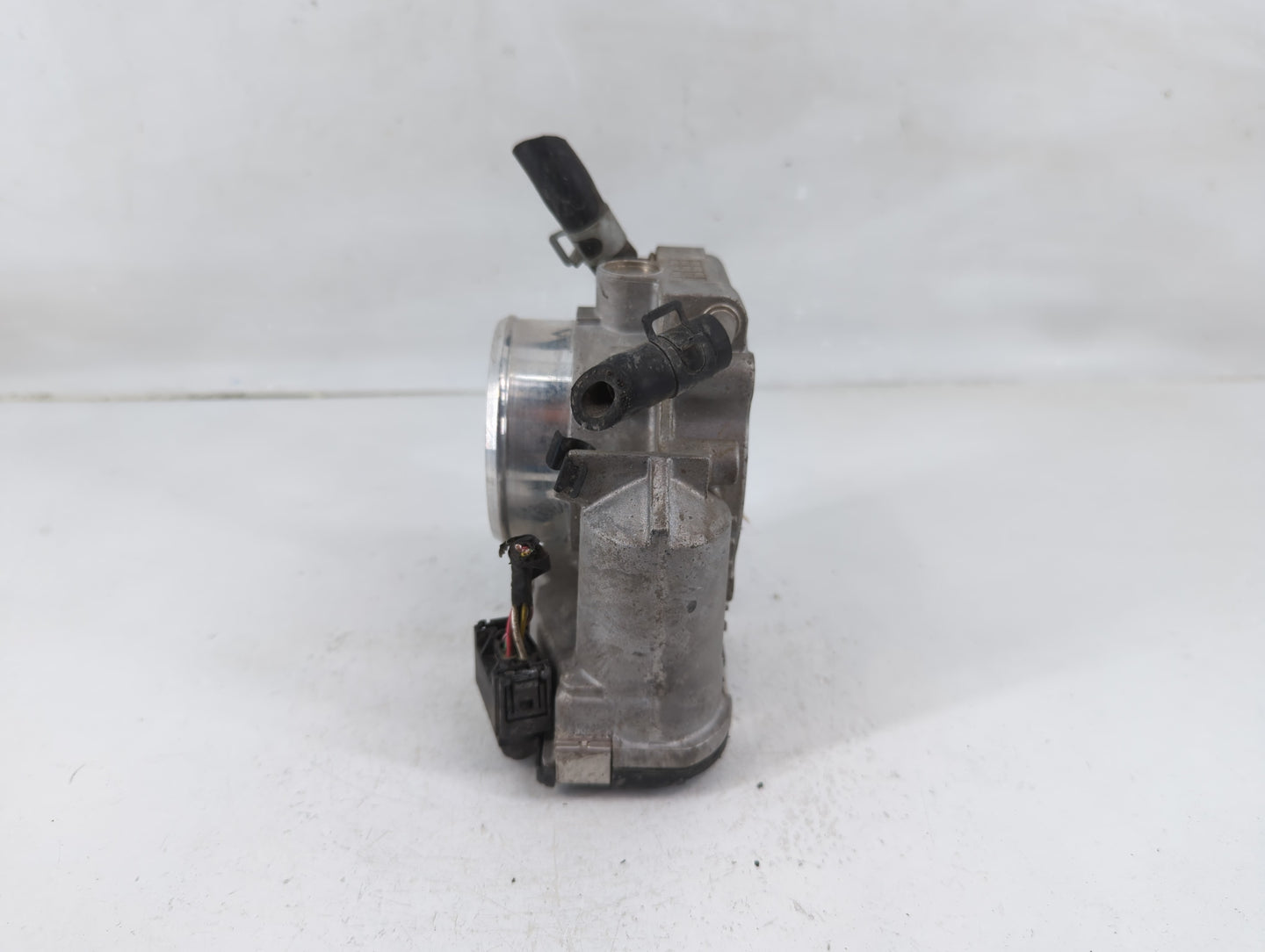 2011-2015 Hyundai Sonata Throttle Body P/N:35100-2G800 Fits Fits 2011 2012 2013 2014 2015 2016 OEM Used Auto Parts - Oemused