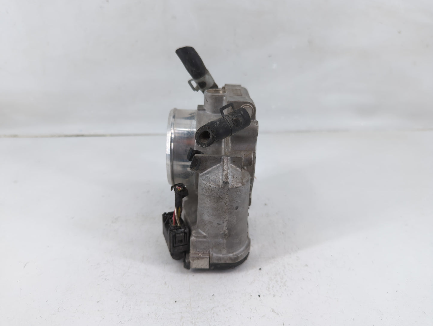 2011-2015 Hyundai Sonata Throttle Body P/N:35100-2G800 Fits Fits 2011 2012 2013 2014 2015 2016 OEM Used Auto Parts - Oemused