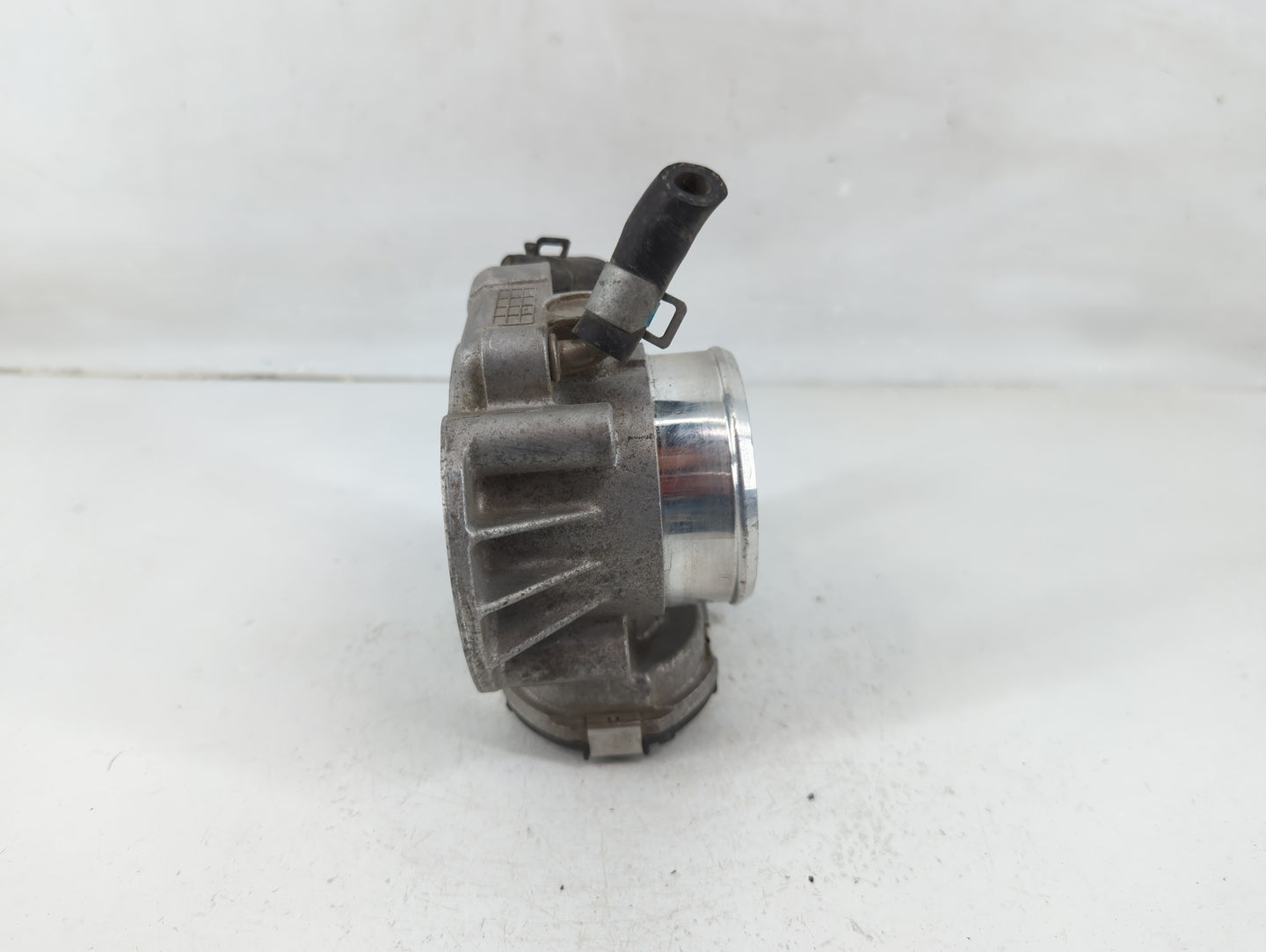 2011-2015 Hyundai Sonata Throttle Body P/N:35100-2G800 Fits Fits 2011 2012 2013 2014 2015 2016 OEM Used Auto Parts - Oemused