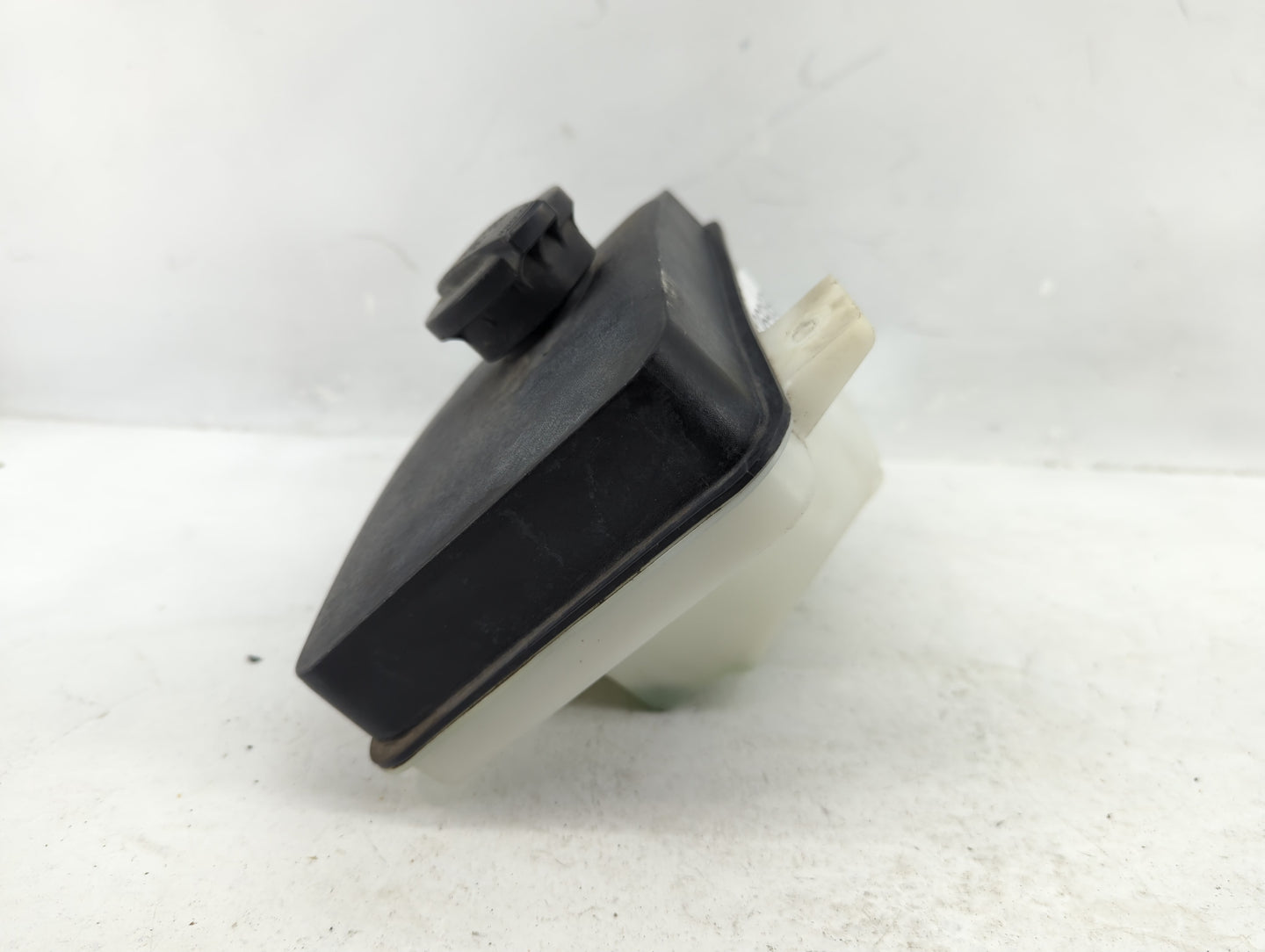 2015-2019 Hyundai Sonata Radiator Coolant Overflow Expansion Tank Bottle - Oemusedautoparts1.com