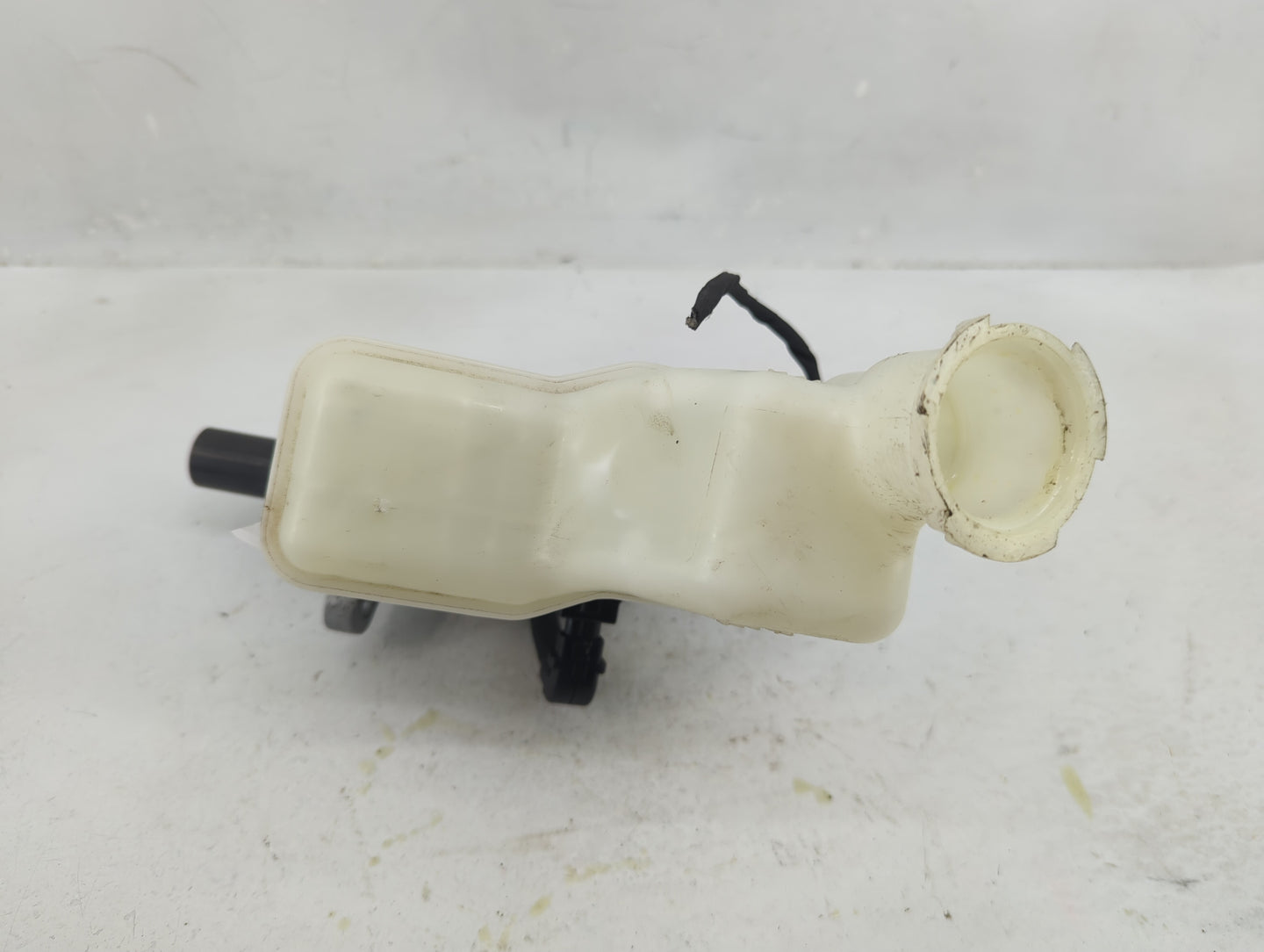 2015-2019 Hyundai Sonata Brake Master Cylinder 1376297 - Oemusedautoparts1.com