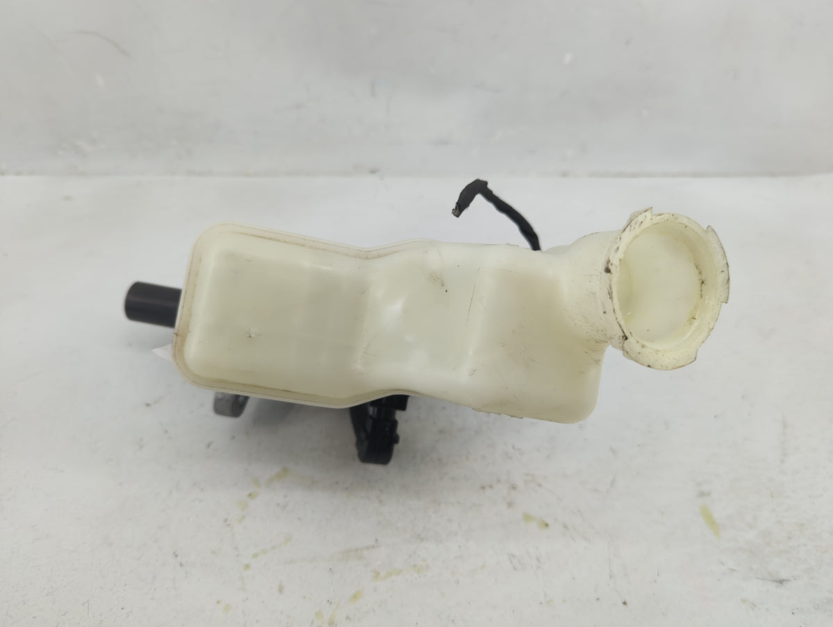 2015-2019 Hyundai Sonata Brake Master Cylinder 1376297 - Oemusedautoparts1.com
