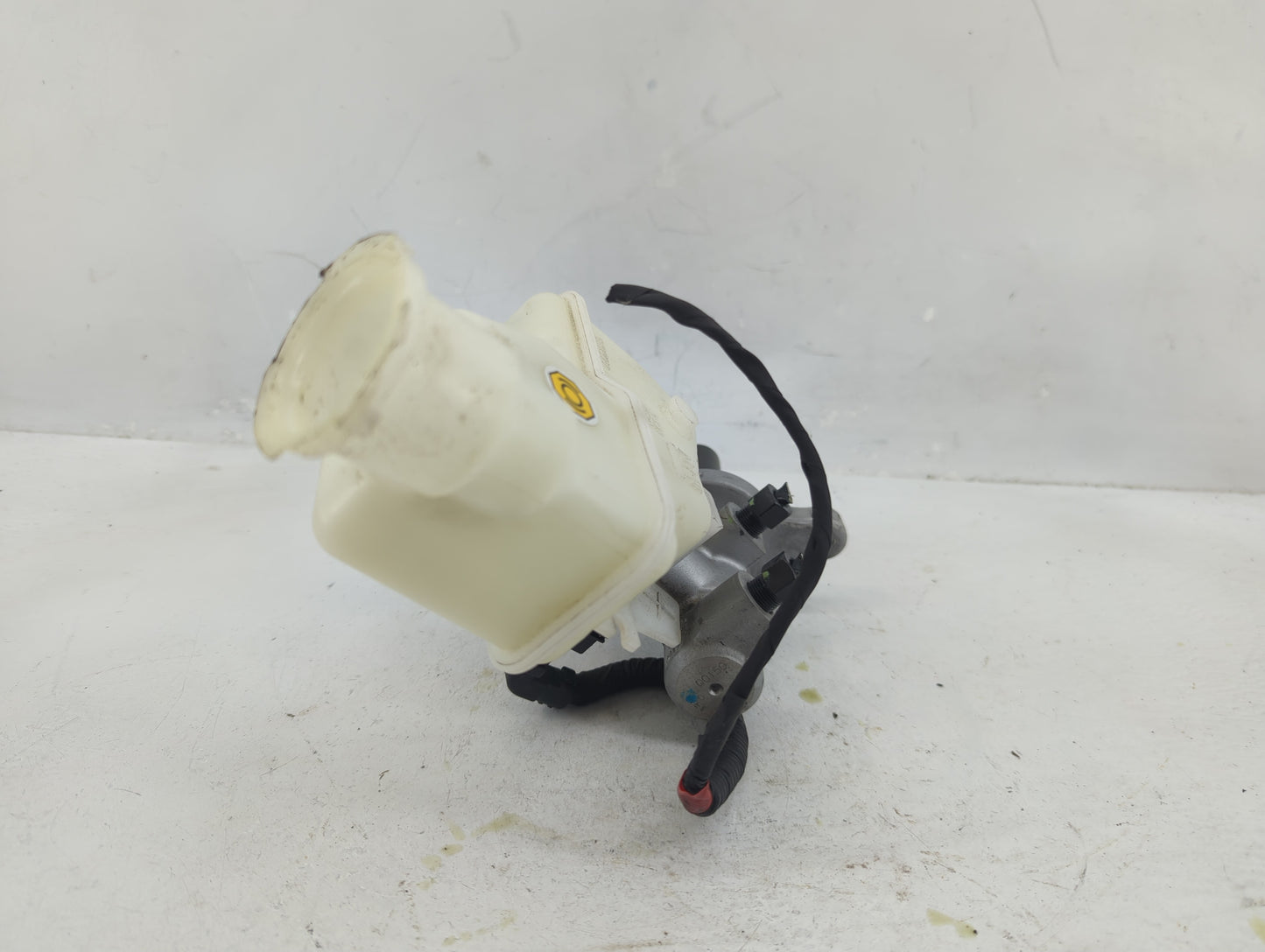 2015-2019 Hyundai Sonata Brake Master Cylinder 1376297 - Oemusedautoparts1.com