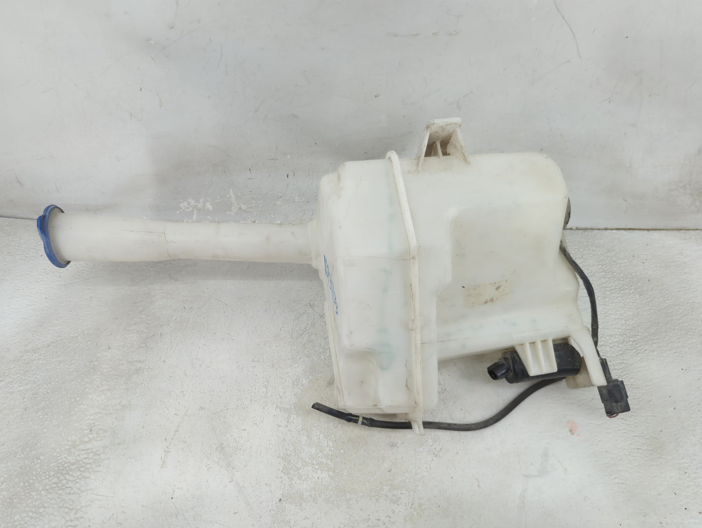 2015-2019 Hyundai Sonata Windshield Washer Fluid Reservoir Bottle Oem 1465757 - Oemusedautoparts1.com