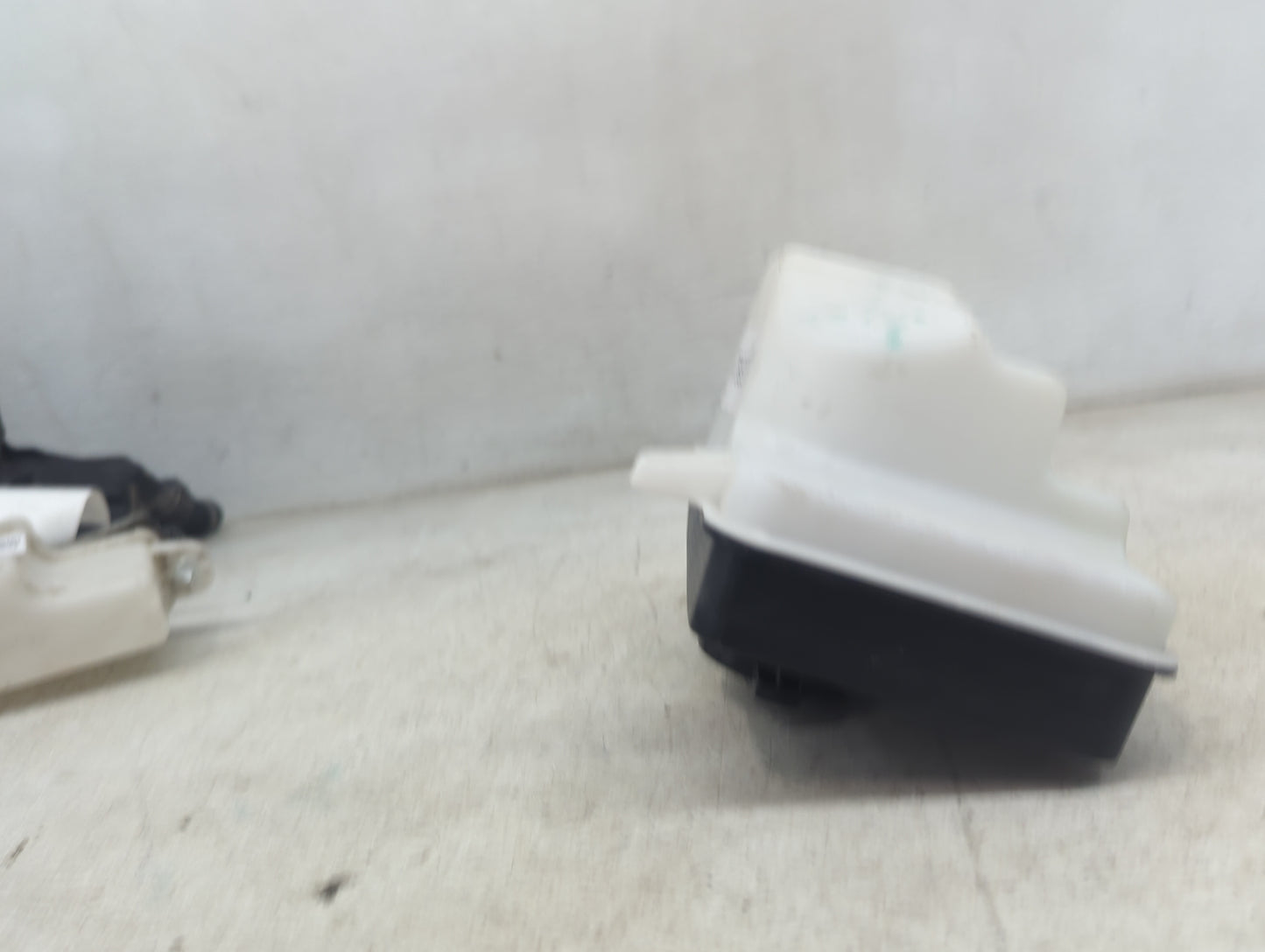2015-2019 Hyundai Sonata Windshield Washer Fluid Reservoir Bottle Oem 1478827 - Oemusedautoparts1.com