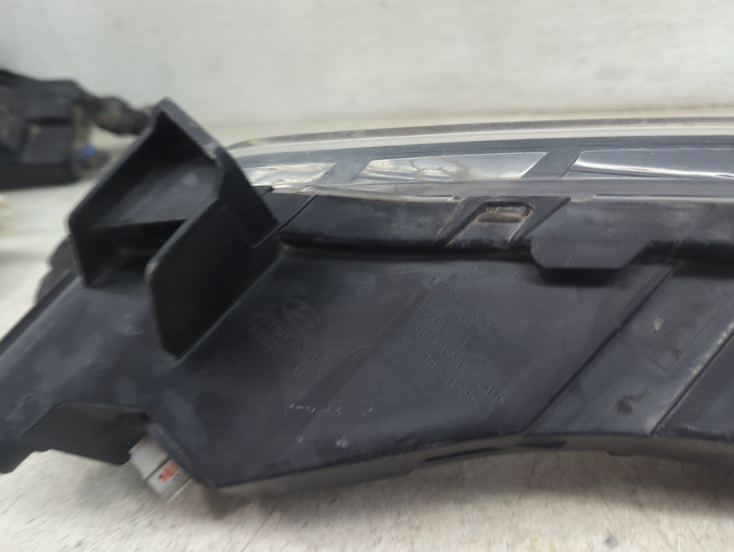 2015 Hyundai Sonata Passenger Right Oem Front Light Lamp Black - Oemusedautoparts1.com